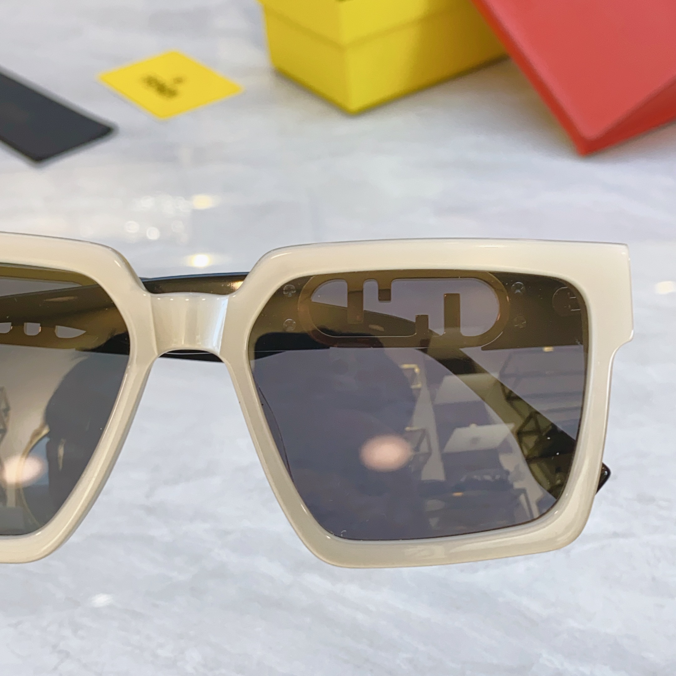 ，【FEN*】芬*迪新款太阳镜🕶️，
MODEL：FE40181I，SIZE：55口19-145