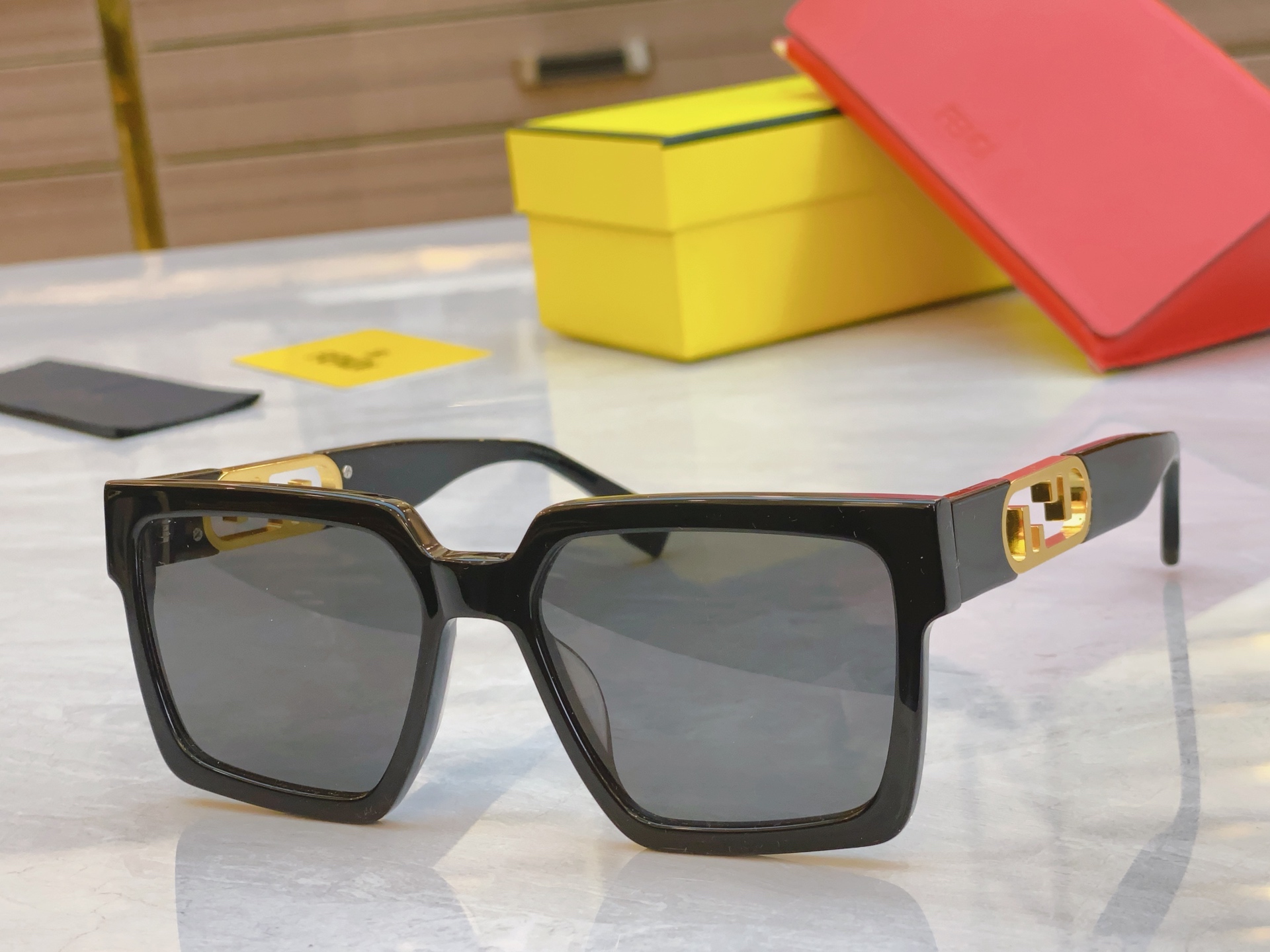 ，【FEN*】芬*迪新款太阳镜🕶️，
MODEL：FE40181I，SIZE：55口19-145