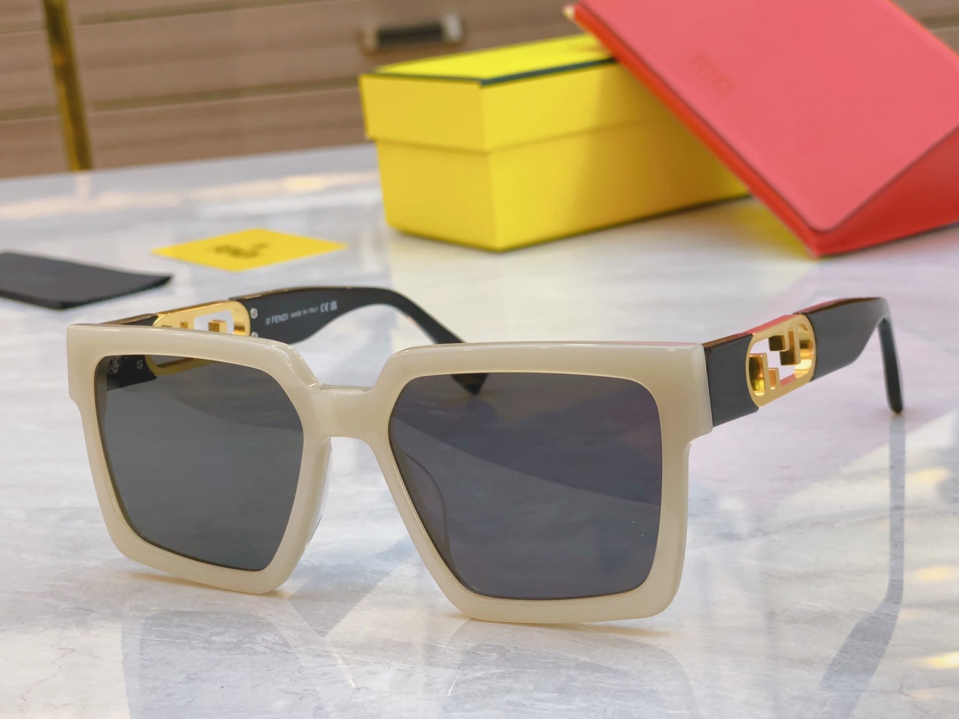 ，【FEN*】芬*迪新款太阳镜🕶️，
MODEL：FE40181I，SIZE：55口19-145