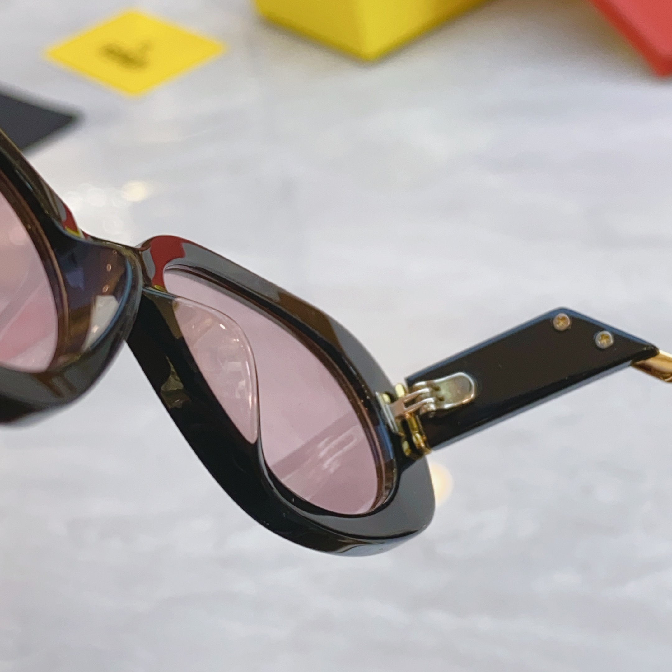 ，【FEN*】芬*迪新款太阳镜🕶️，
MODEL：FE3018，SIZE：50口20-142