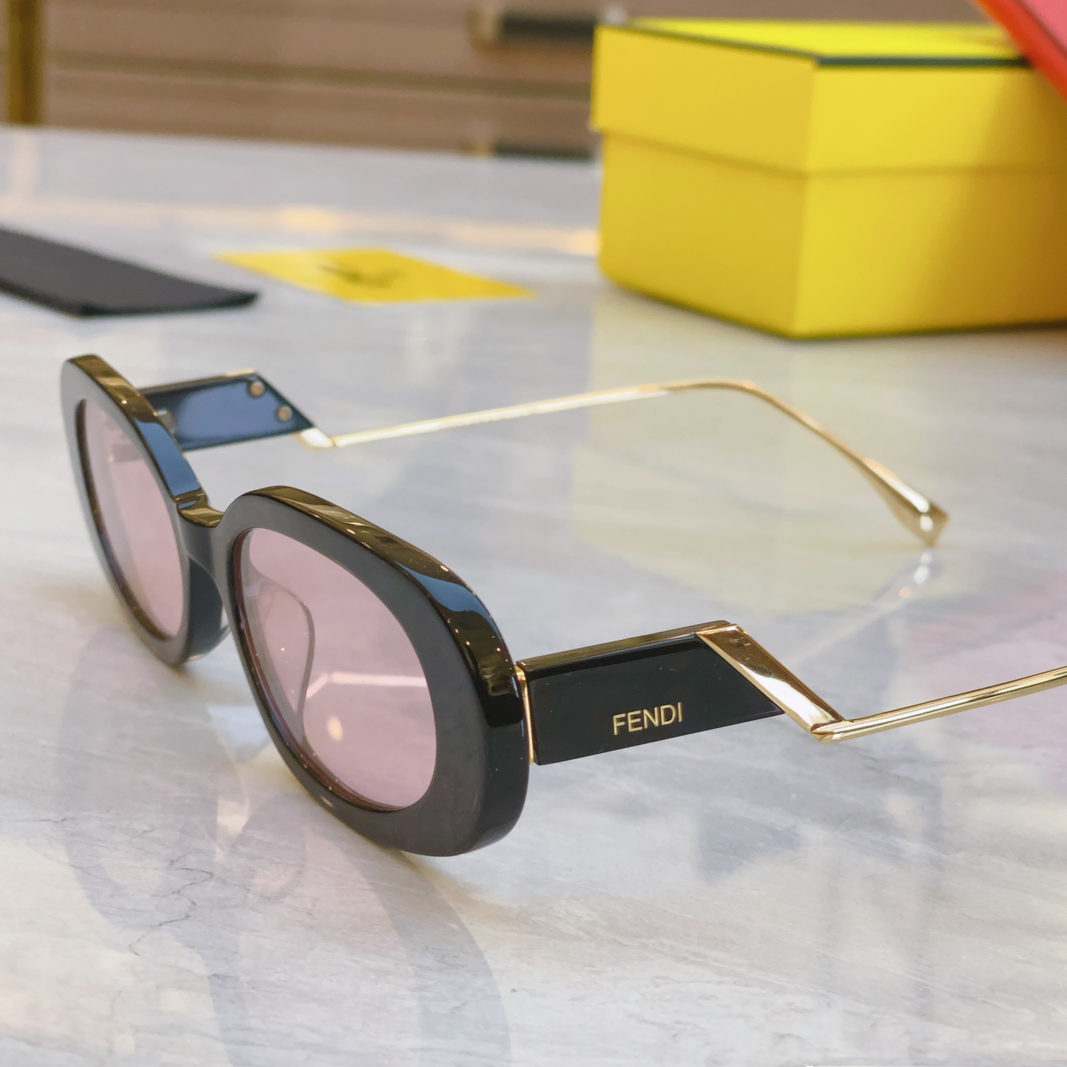 ，【FEN*】芬*迪新款太阳镜🕶️，
MODEL：FE3018，SIZE：50口20-142