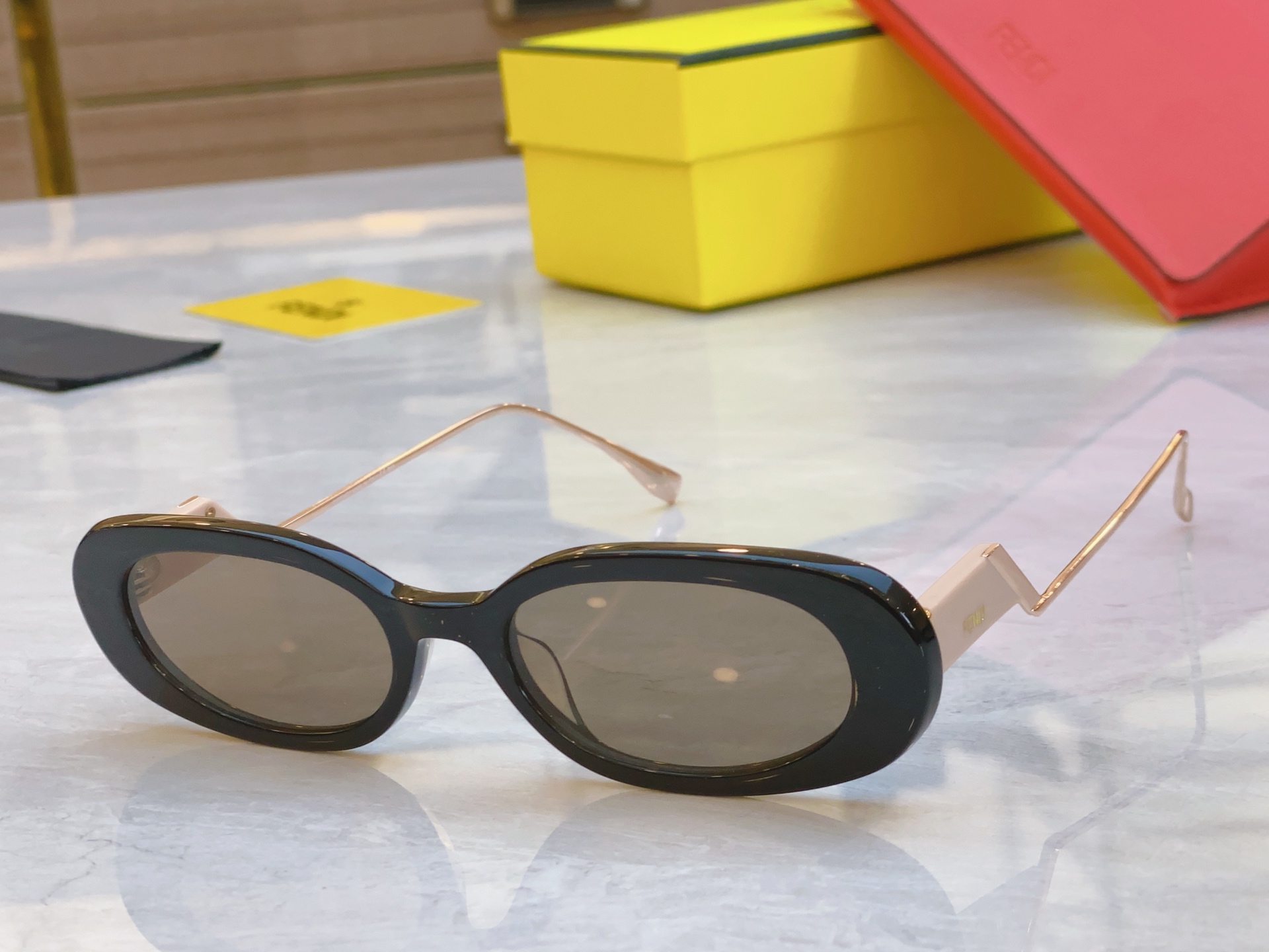 ，【FEN*】芬*迪新款太阳镜🕶️，
MODEL：FE3018，SIZE：50口20-142