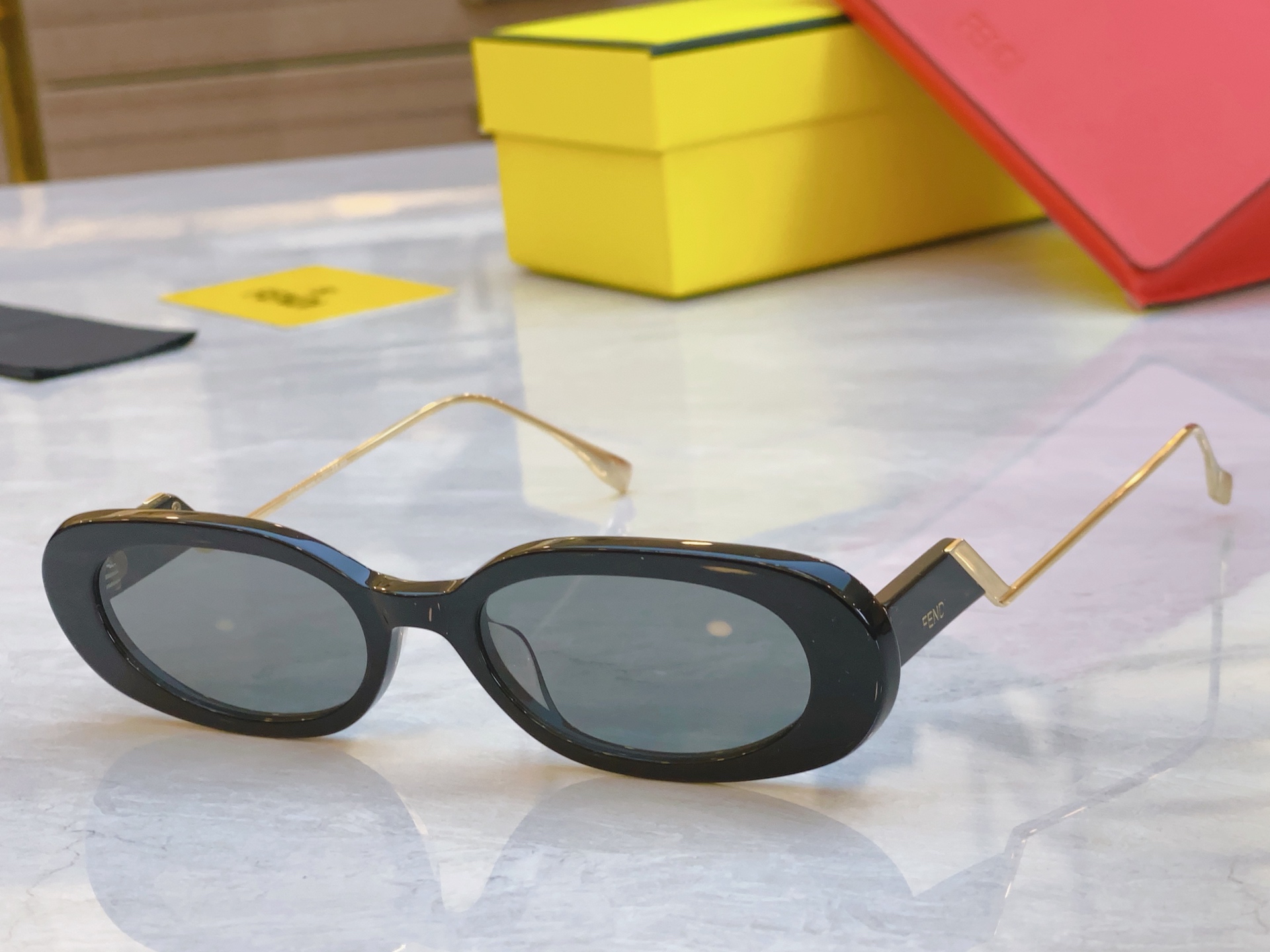 ，【FEN*】芬*迪新款太阳镜🕶️，
MODEL：FE3018，SIZE：50口20-142