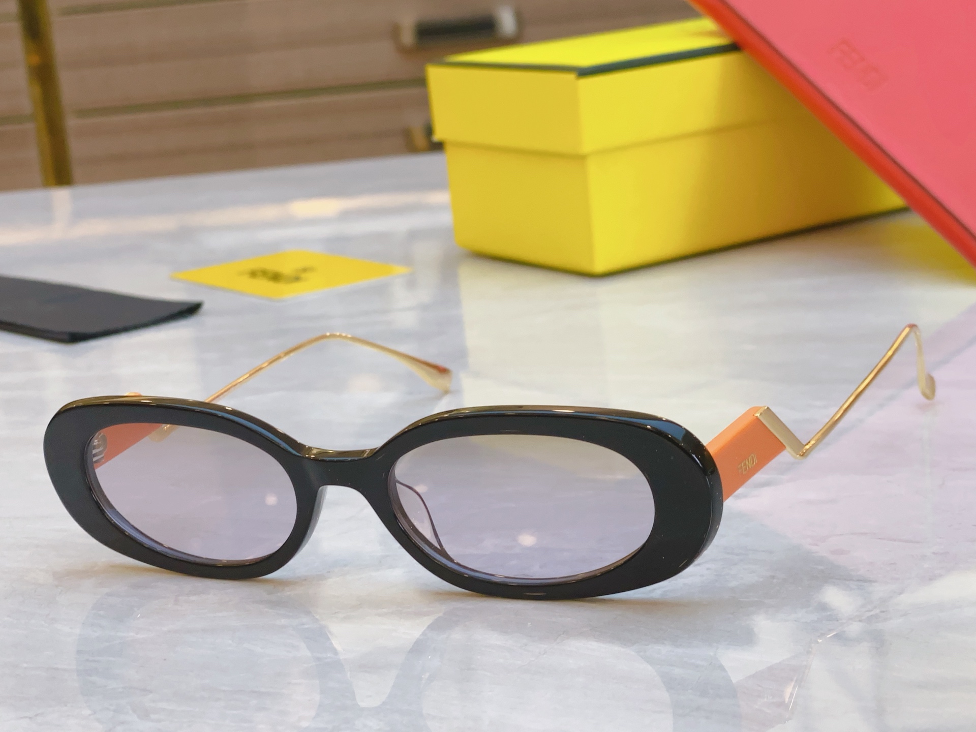 ，【FEN*】芬*迪新款太阳镜🕶️，
MODEL：FE3018，SIZE：50口20-142