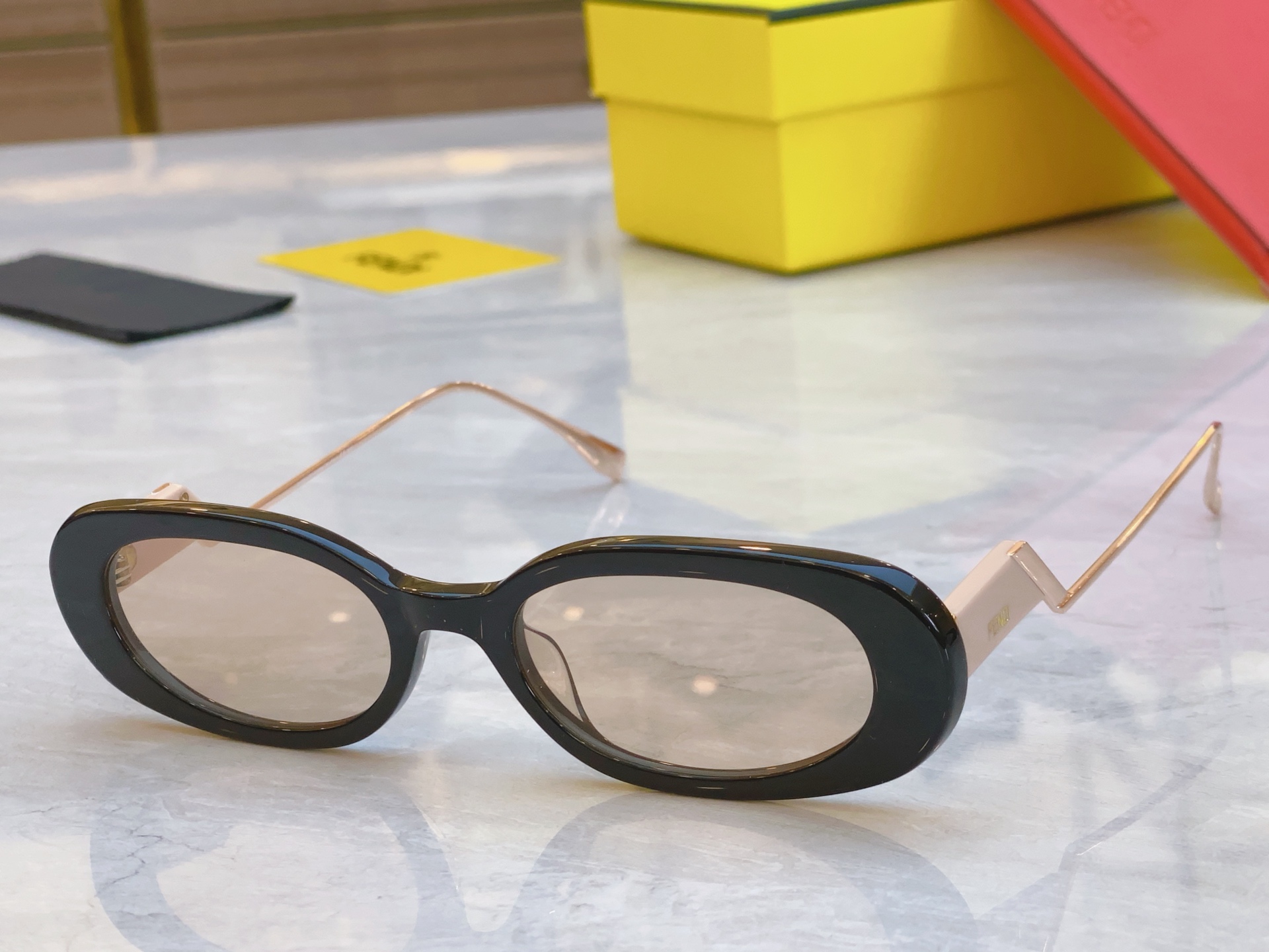，【FEN*】芬*迪新款太阳镜🕶️，
MODEL：FE3018，SIZE：50口20-142