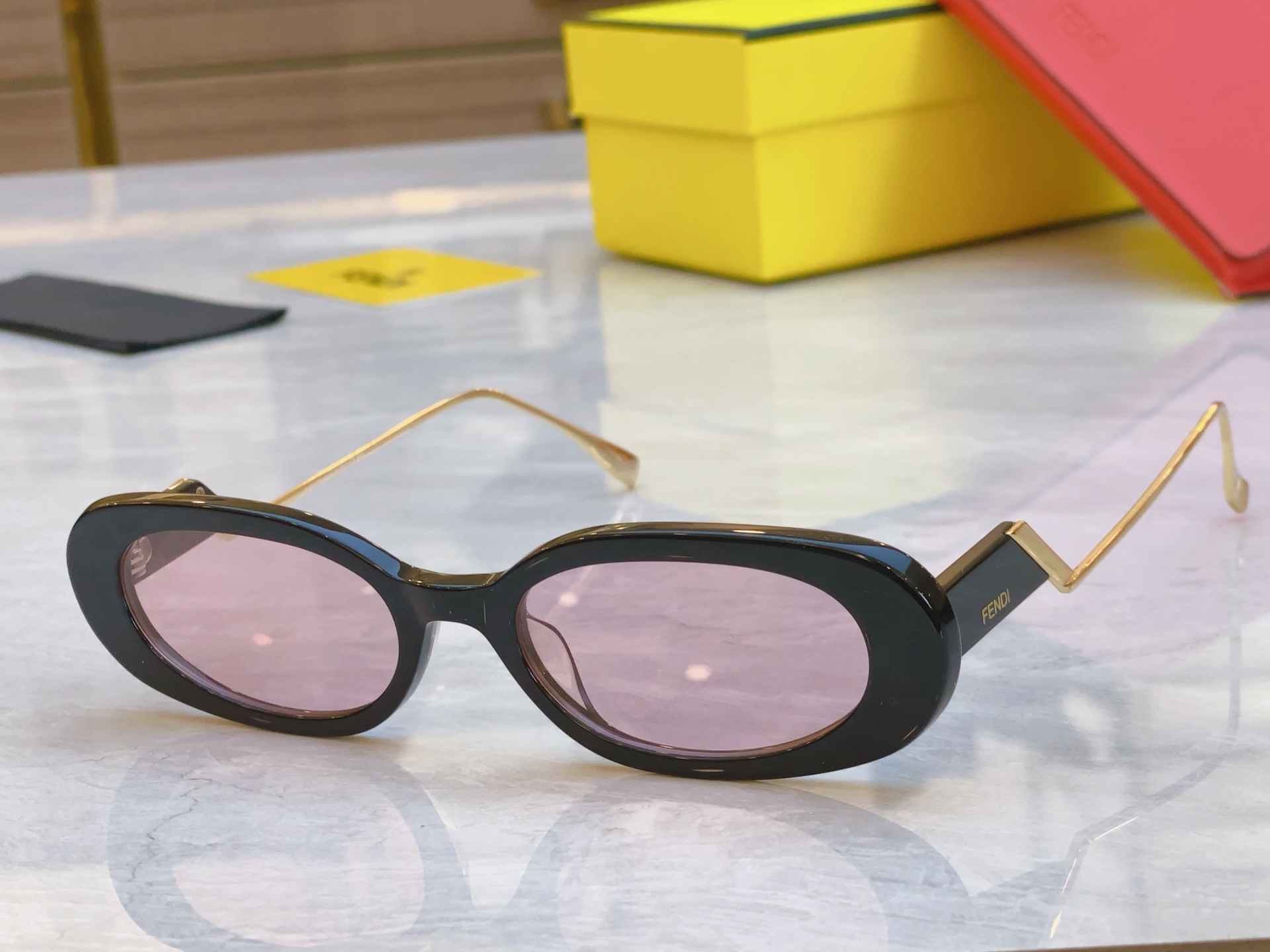 ，【FEN*】芬*迪新款太阳镜🕶️，
MODEL：FE3018，SIZE：50口20-142