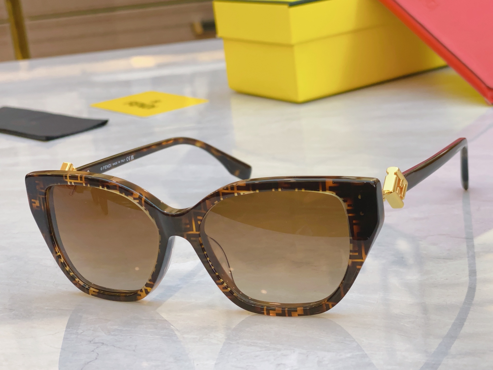 ，【FEN*】芬*迪新款太阳镜🕶️，
MODEL：FE50100I，SIZE：53口16-145