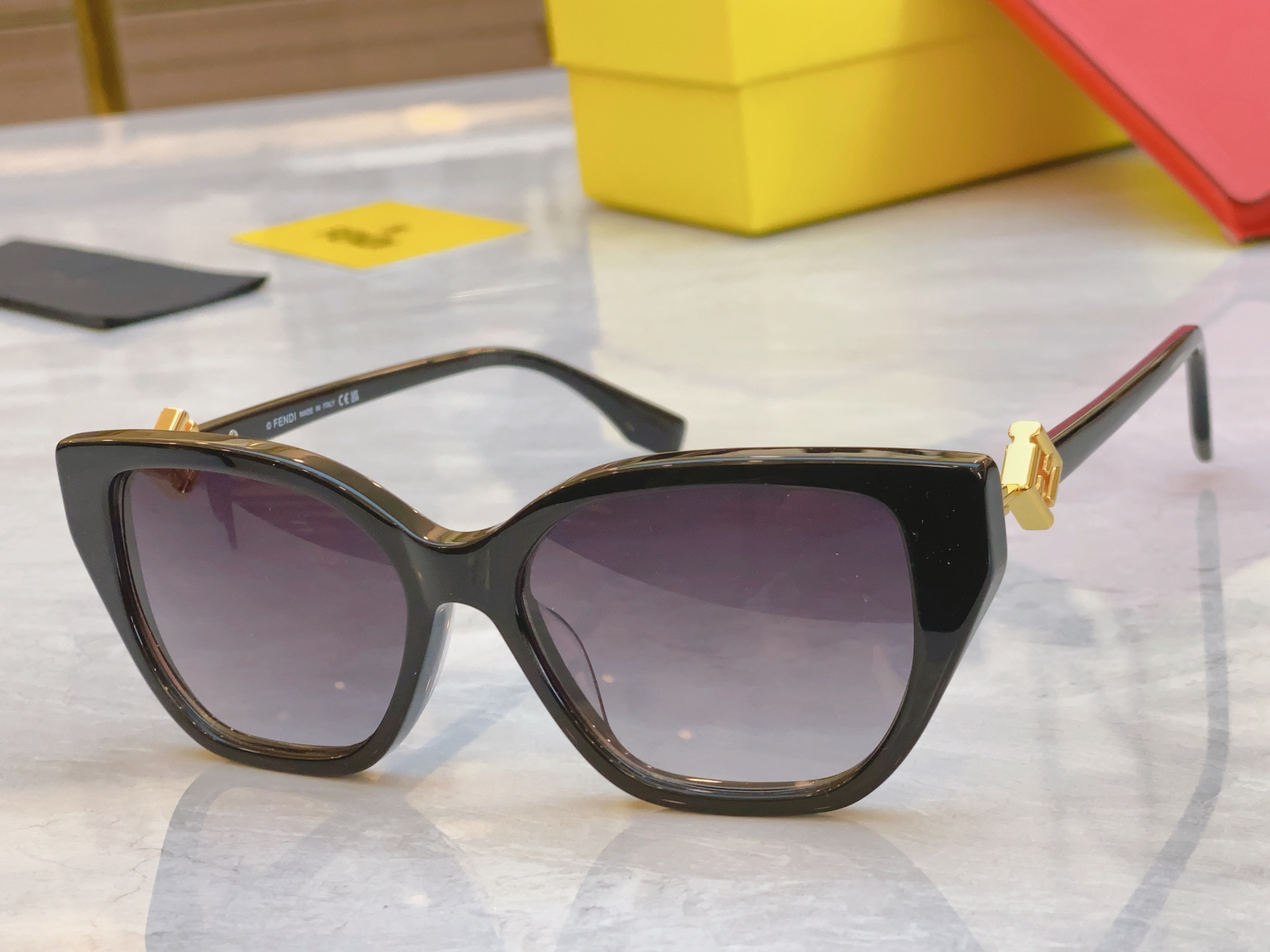 ，【FEN*】芬*迪新款太阳镜🕶️，
MODEL：FE50100I，SIZE：53口16-145