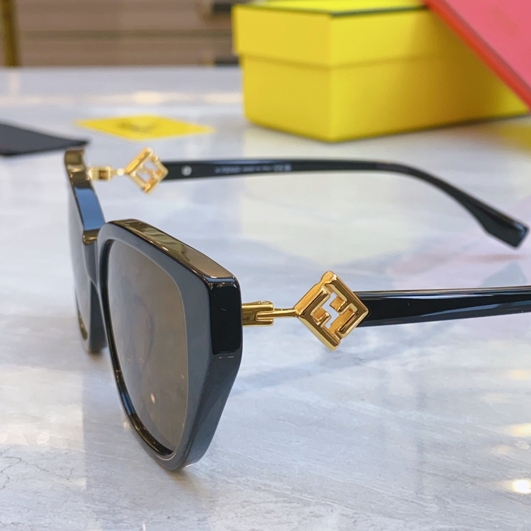 ，【FEN*】芬*迪新款太阳镜🕶️，
MODEL：FE50100I，SIZE：53口16-145
