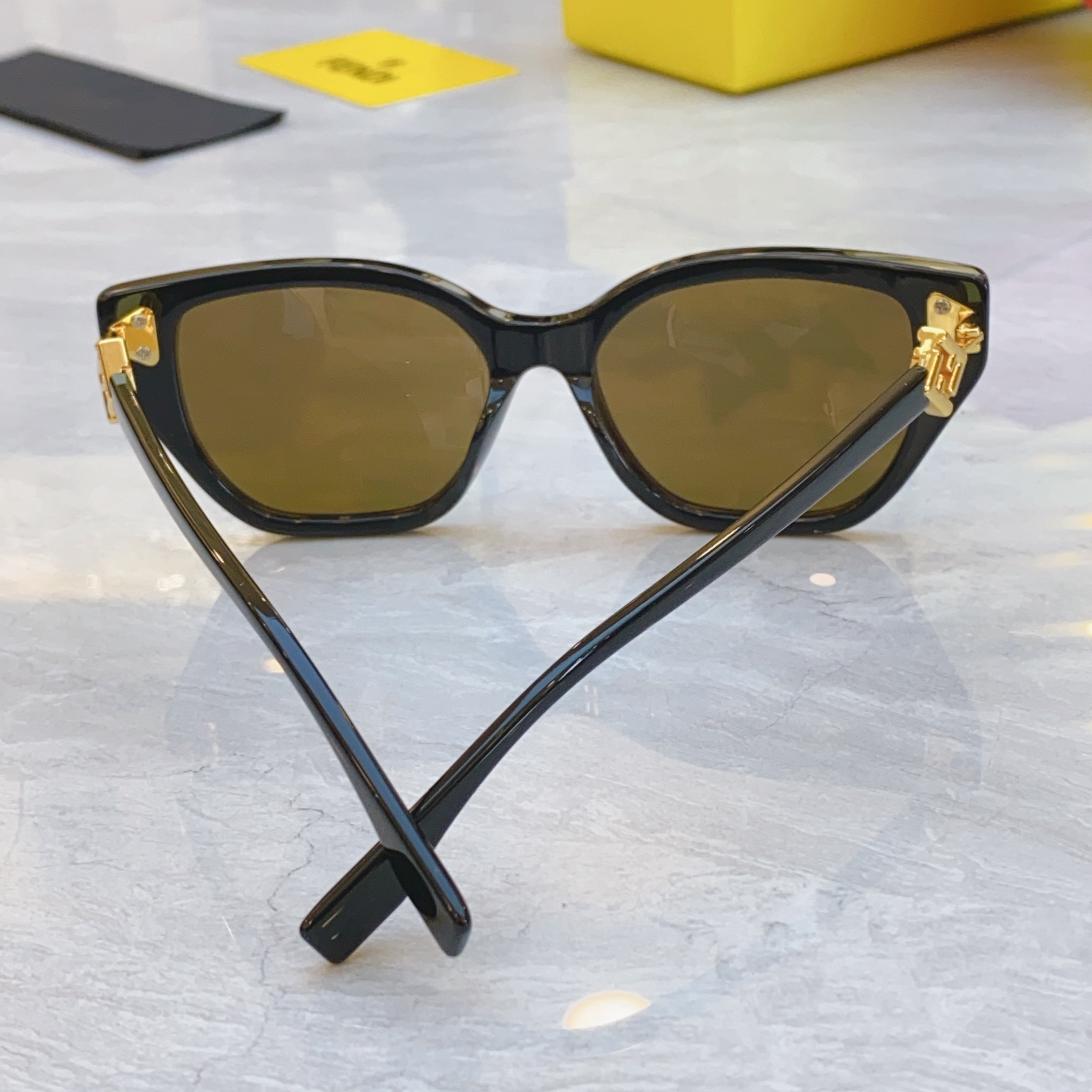 ，【FEN*】芬*迪新款太阳镜🕶️，
MODEL：FE50100I，SIZE：53口16-145