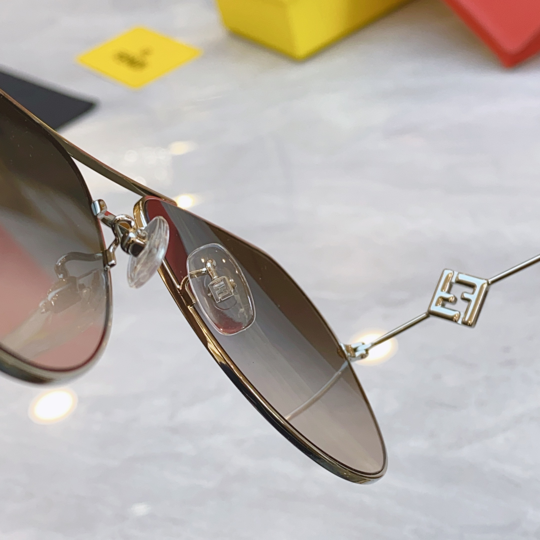 ，【FEN*】芬*迪新款太阳镜🕶️，
MODEL：FE40150U，SIZE：60口18-145