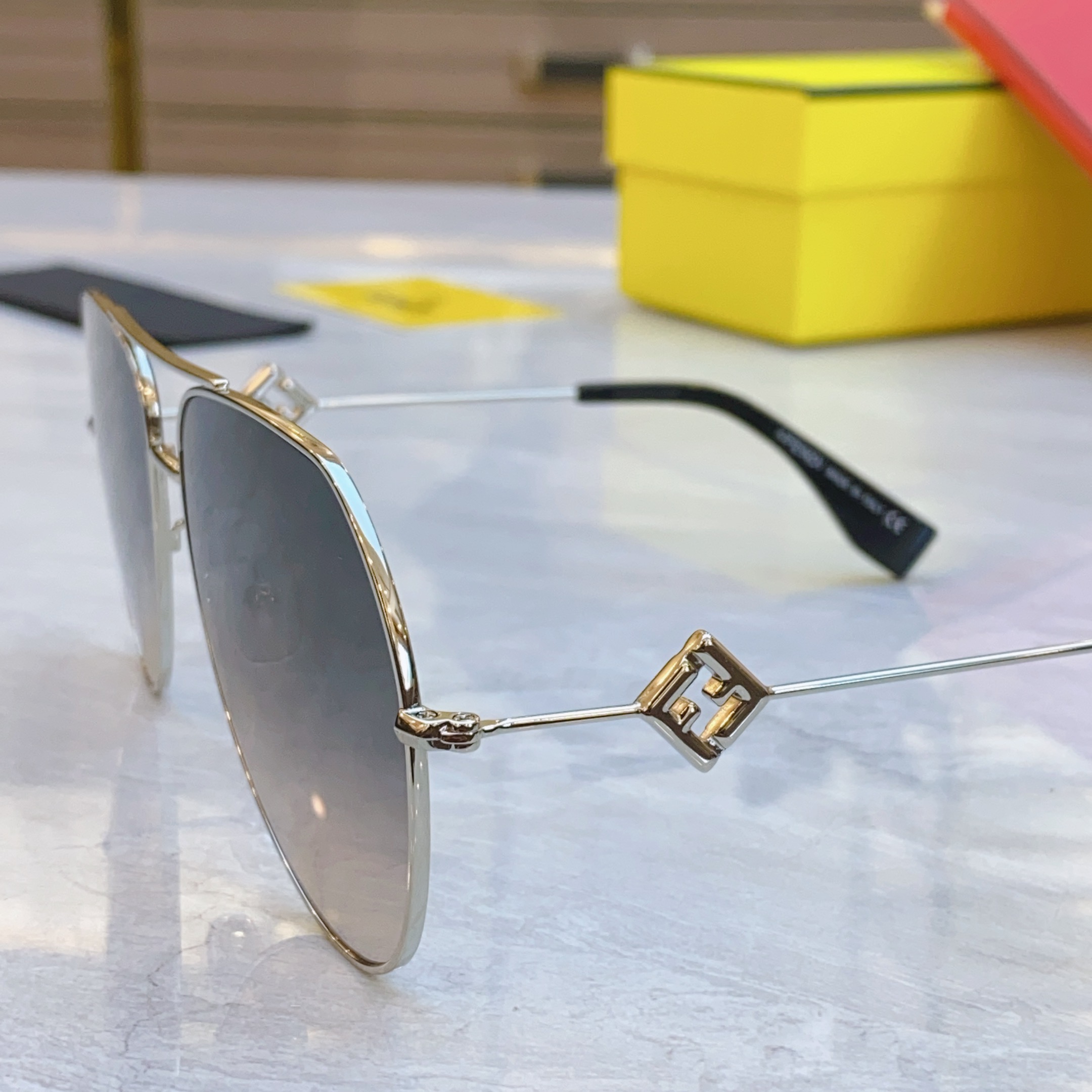 ，【FEN*】芬*迪新款太阳镜🕶️，
MODEL：FE40150U，SIZE：60口18-145