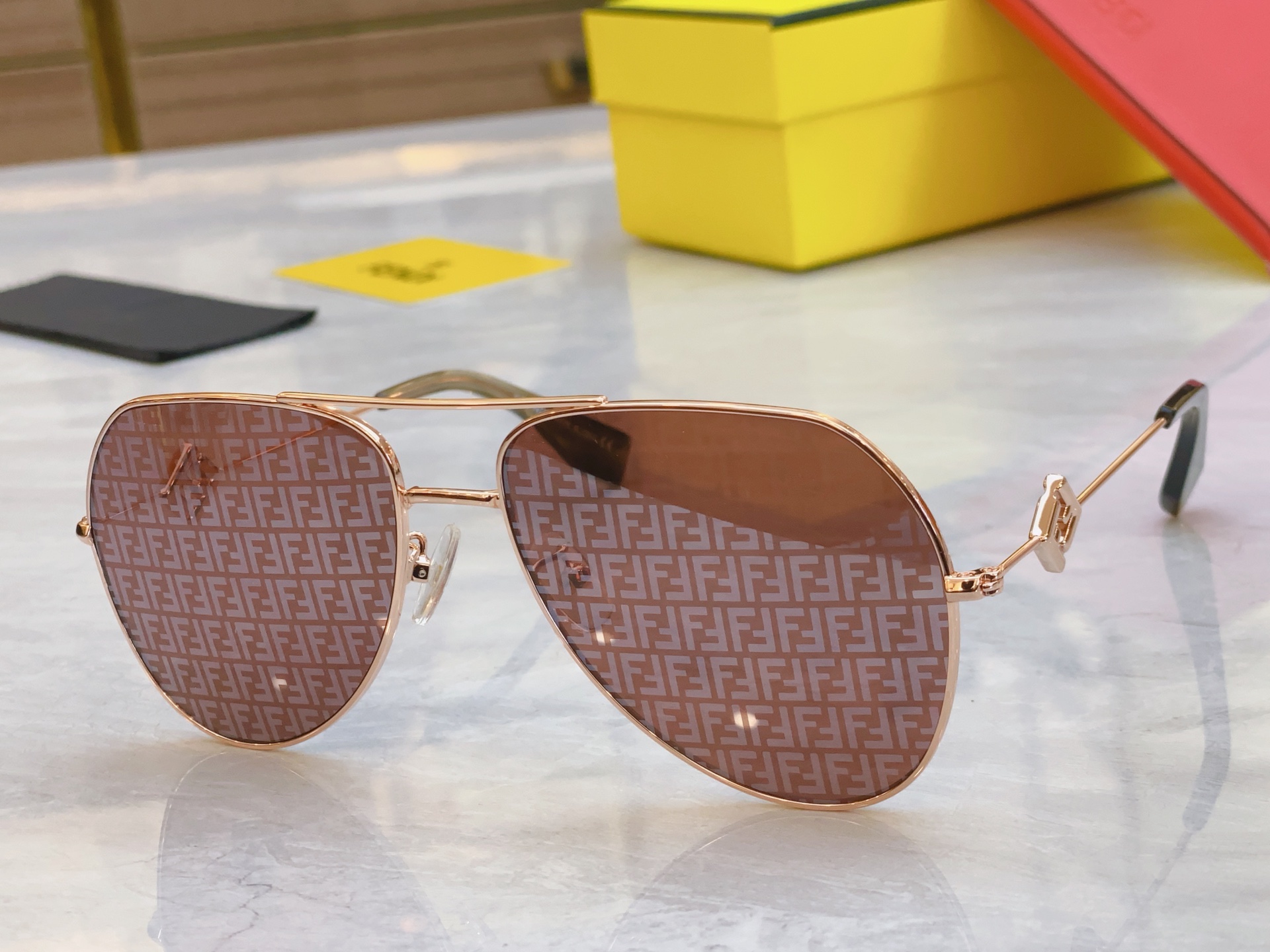 ，【FEN*】芬*迪新款太阳镜🕶️，
MODEL：FE40150U，SIZE：60口18-145