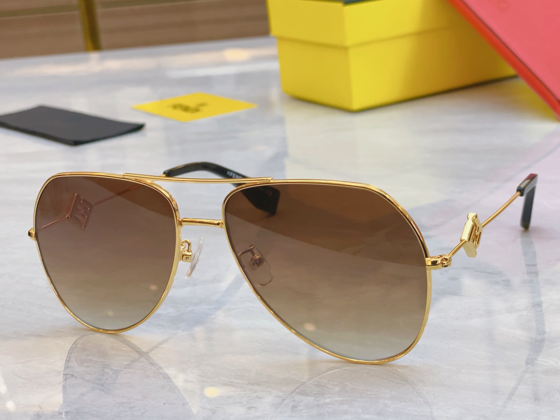 ，【FEN*】芬*迪新款太阳镜🕶️，
MODEL：FE40150U，SIZE：60口18-145