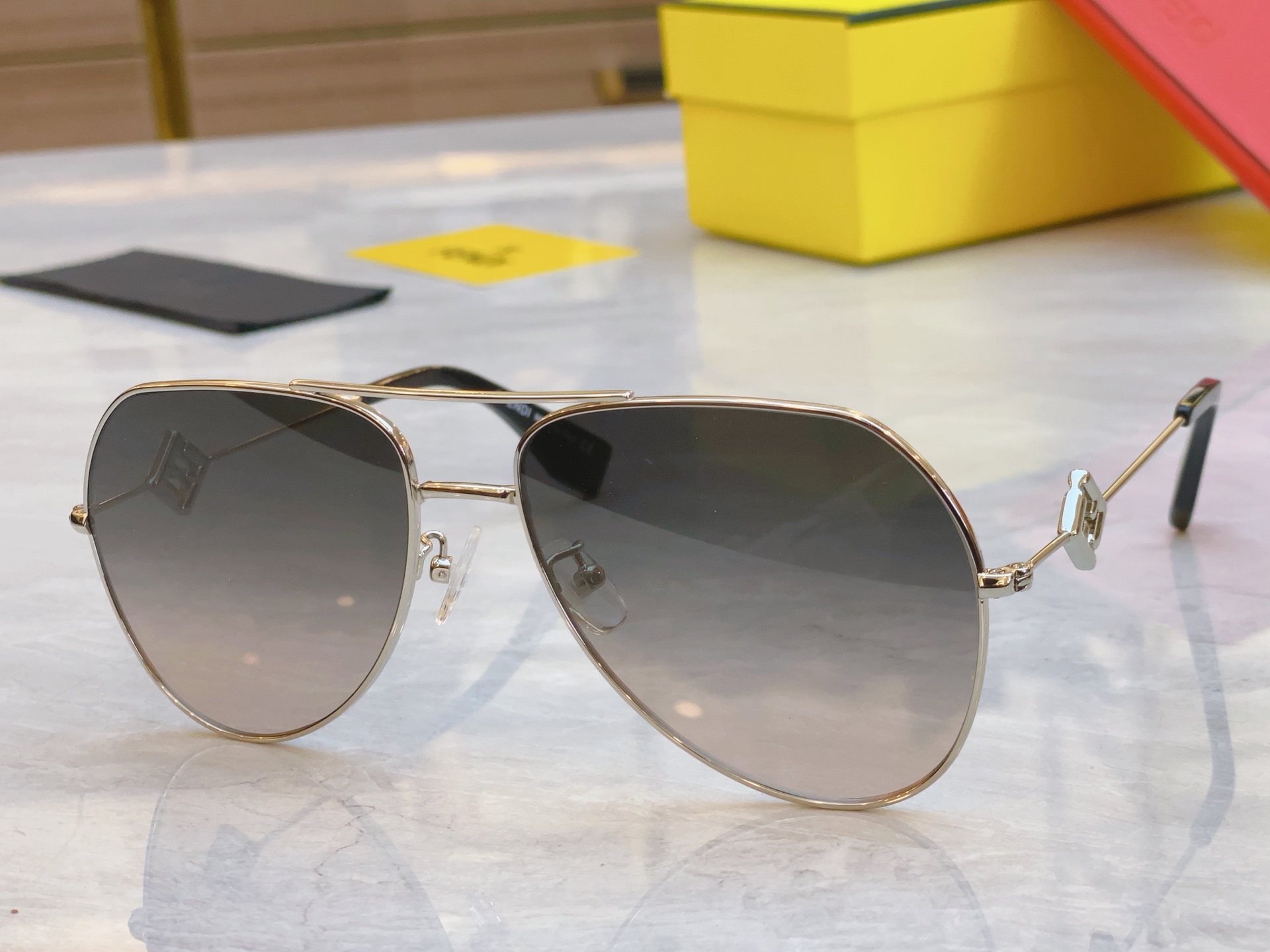 ，【FEN*】芬*迪新款太阳镜🕶️，
MODEL：FE40150U，SIZE：60口18-145