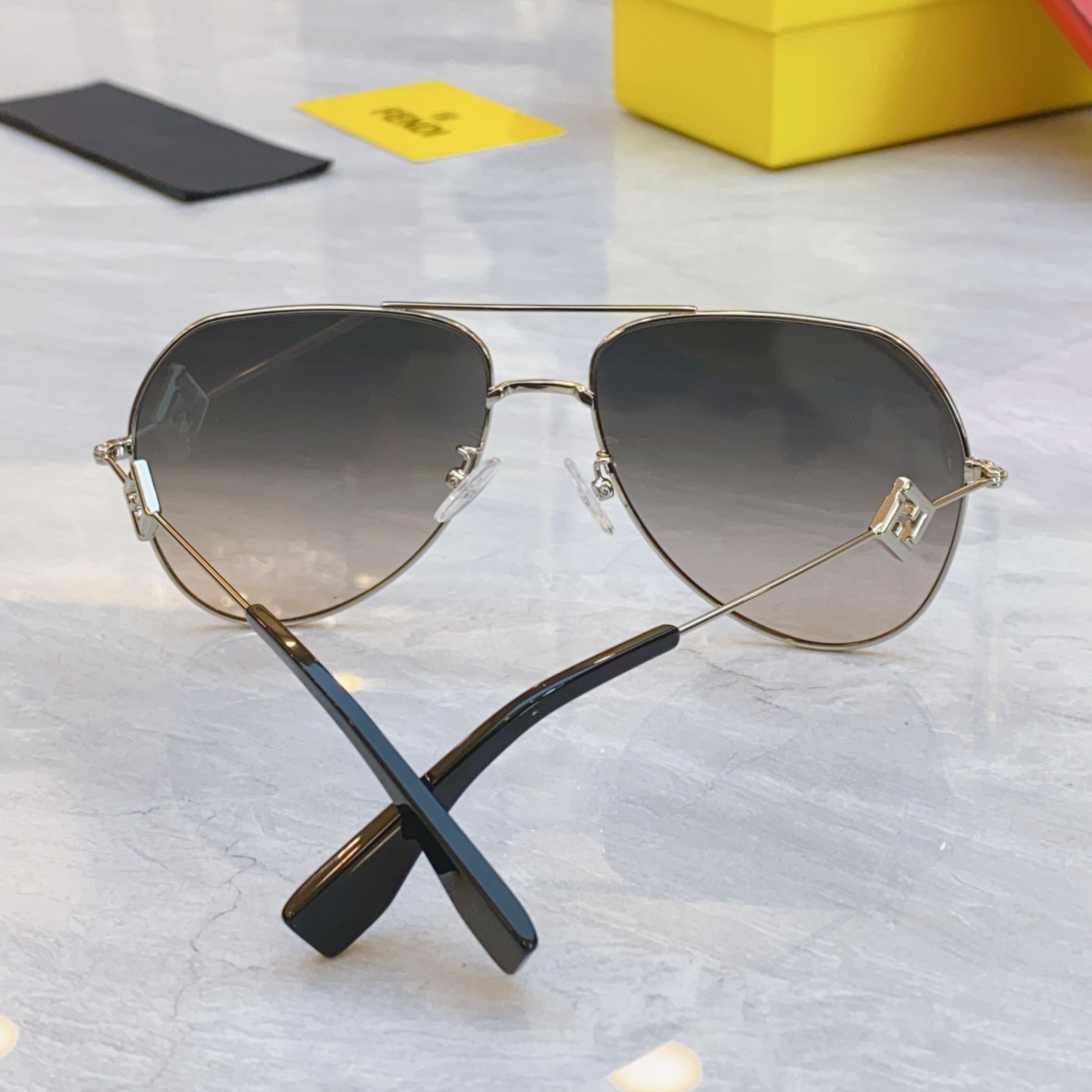 ，【FEN*】芬*迪新款太阳镜🕶️，
MODEL：FE40150U，SIZE：60口18-145