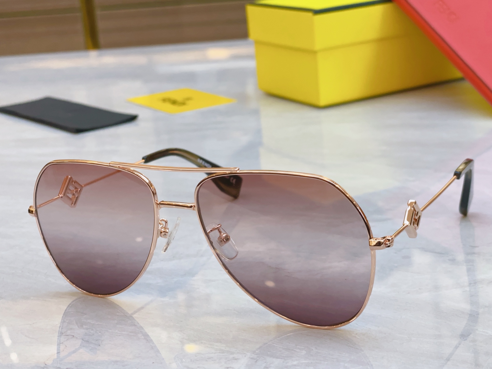 ，【FEN*】芬*迪新款太阳镜🕶️，
MODEL：FE40150U，SIZE：60口18-145