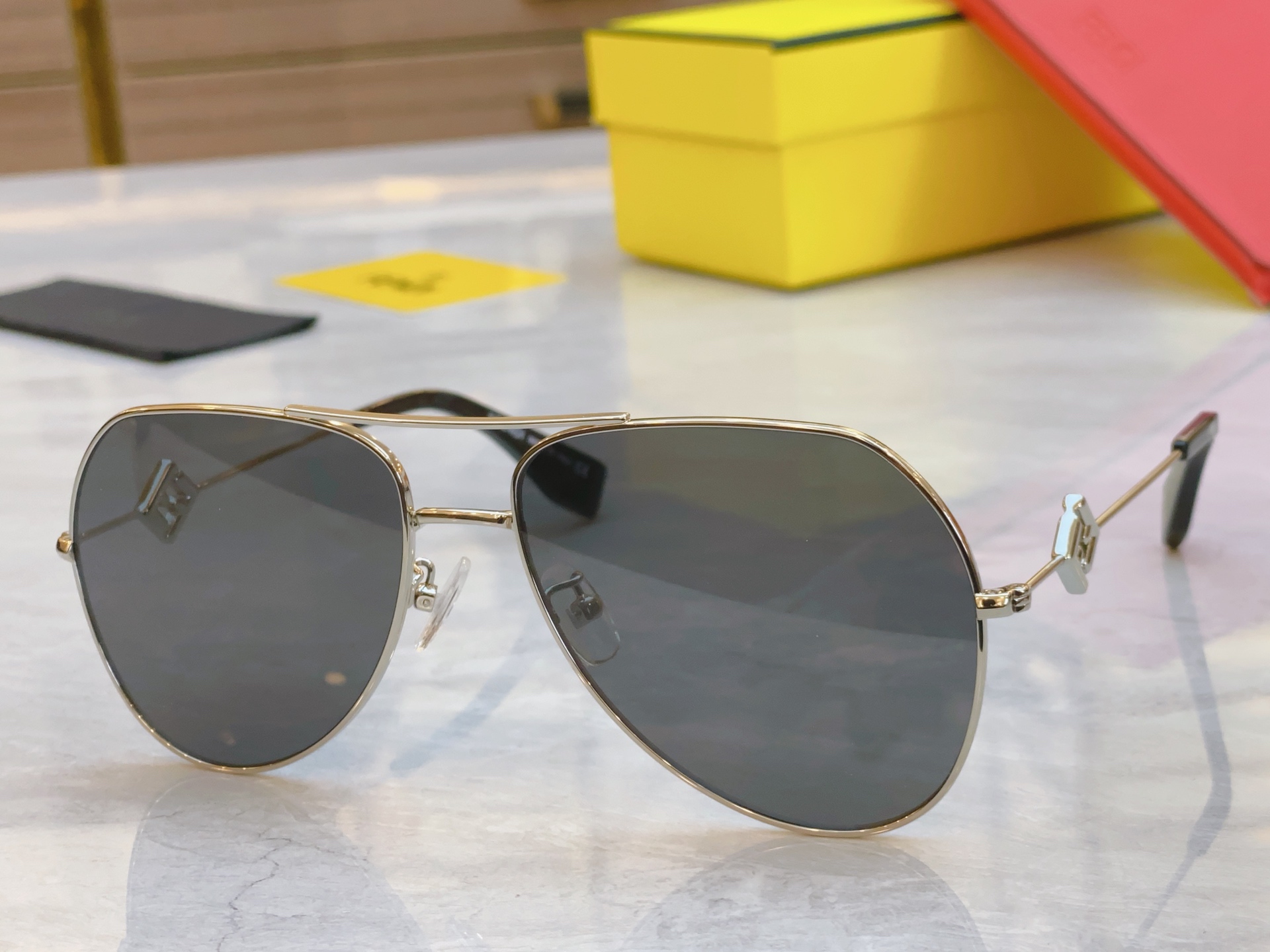 ，【FEN*】芬*迪新款太阳镜🕶️，
MODEL：FE40150U，SIZE：60口18-145