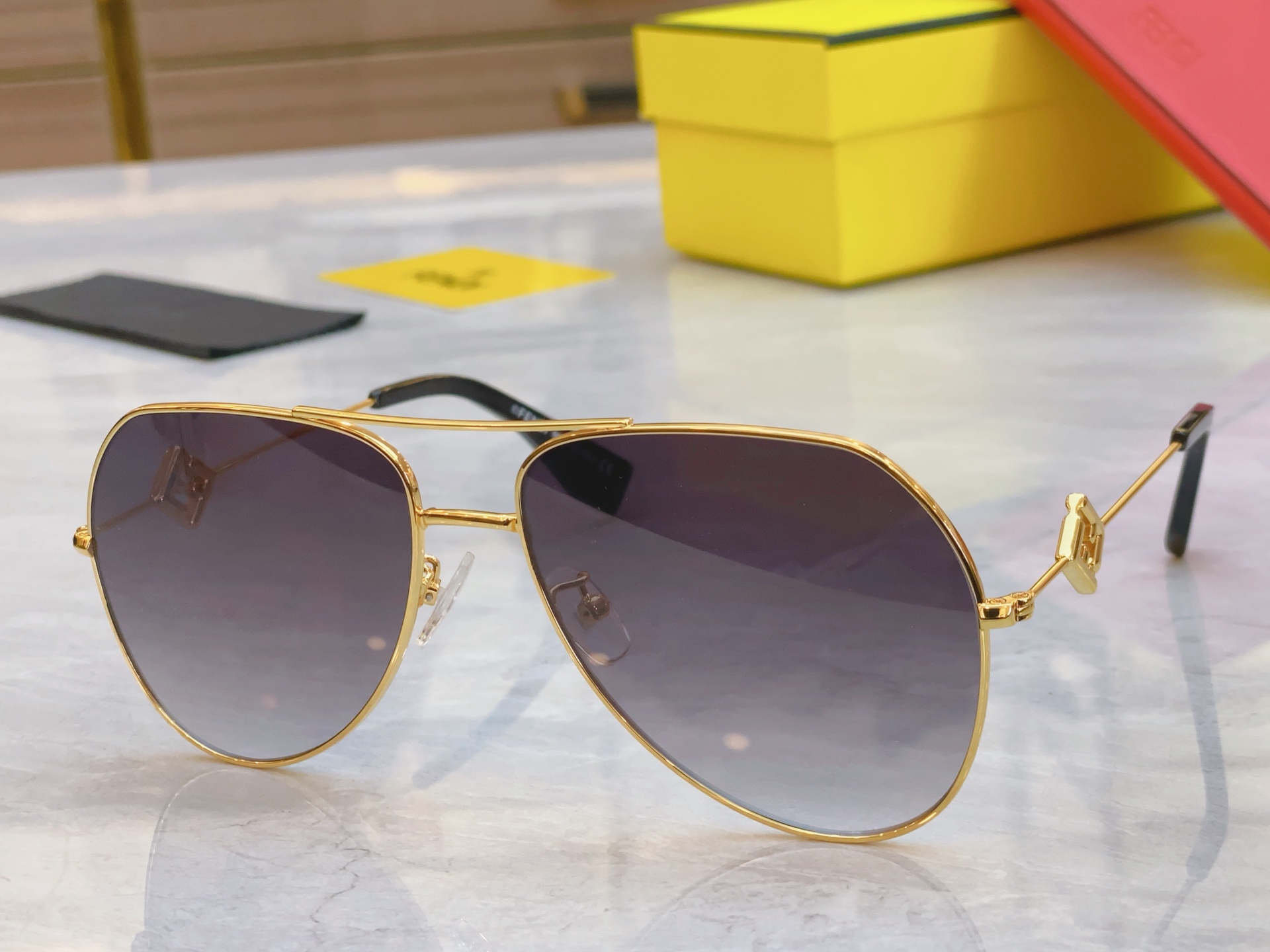 ，【FEN*】芬*迪新款太阳镜🕶️，
MODEL：FE40150U，SIZE：60口18-145