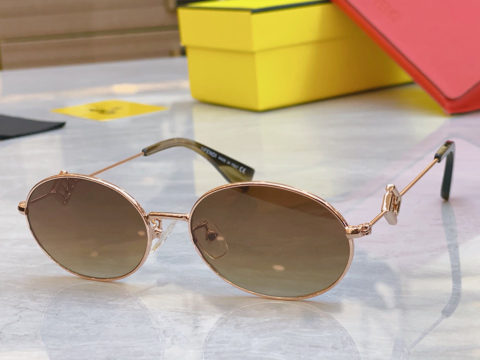，【FEN*】芬*迪新款太阳镜🕶️，
MODEL：FE4015U，SIZE：55口17-145