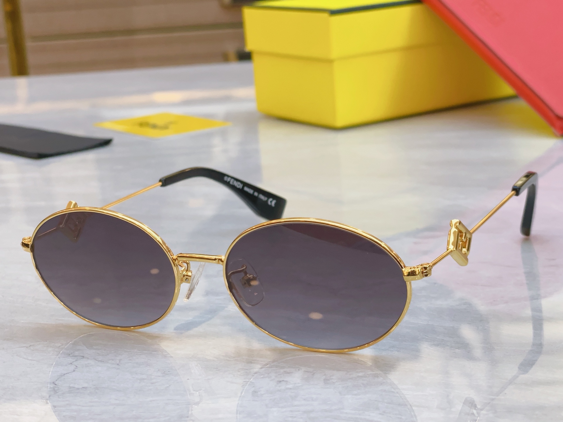 ，【FEN*】芬*迪新款太阳镜🕶️，
MODEL：FE4015U，SIZE：55口17-145