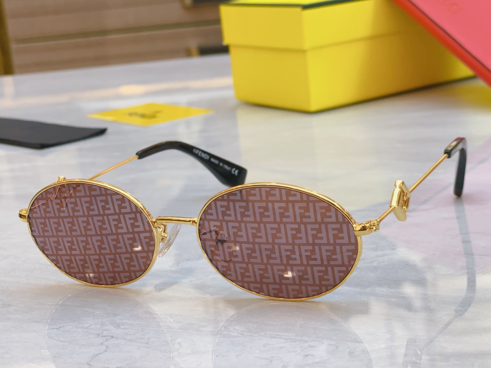 ，【FEN*】芬*迪新款太阳镜🕶️，
MODEL：FE4015U，SIZE：55口17-145