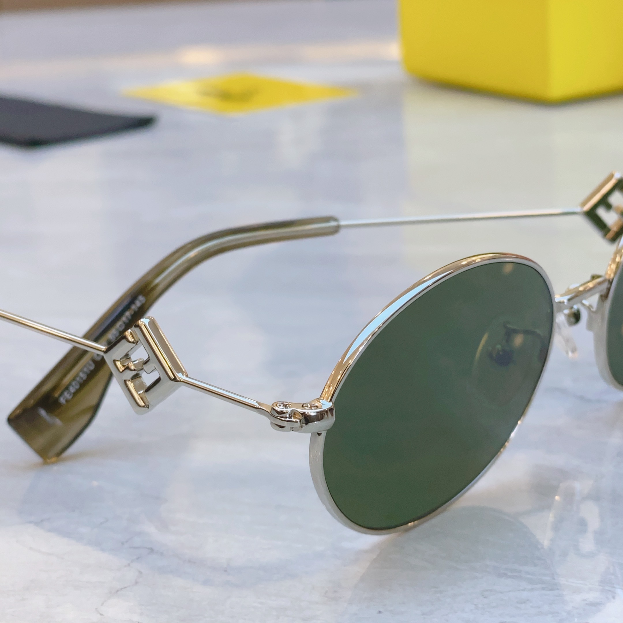 ，【FEN*】芬*迪新款太阳镜🕶️，
MODEL：FE4015U，SIZE：55口17-145