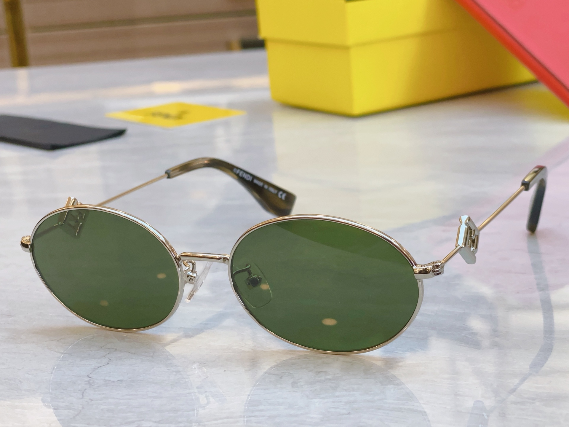 ，【FEN*】芬*迪新款太阳镜🕶️，
MODEL：FE4015U，SIZE：55口17-145