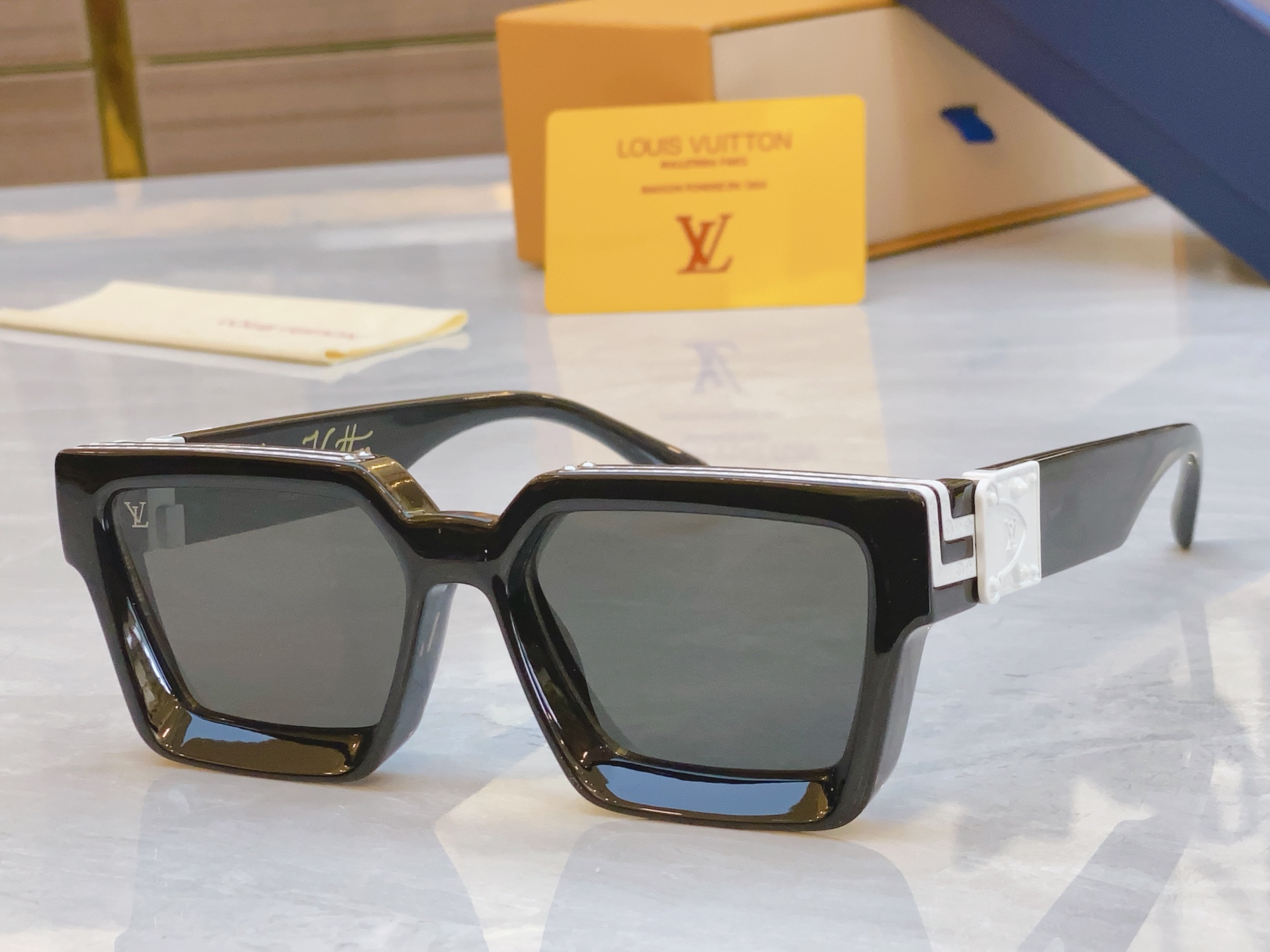 ，【LOUIS VUITTO*】路易*威登新款太阳镜，MODEL：M96006WN，SIZE：56口17