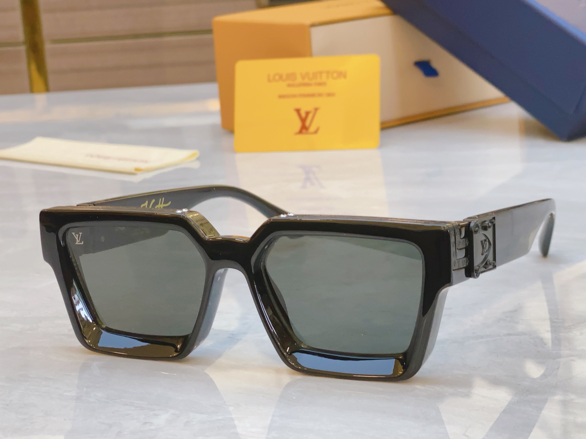 ，【LOUIS VUITTO*】路易*威登新款太阳镜，MODEL：M96006WN，SIZE：56口17