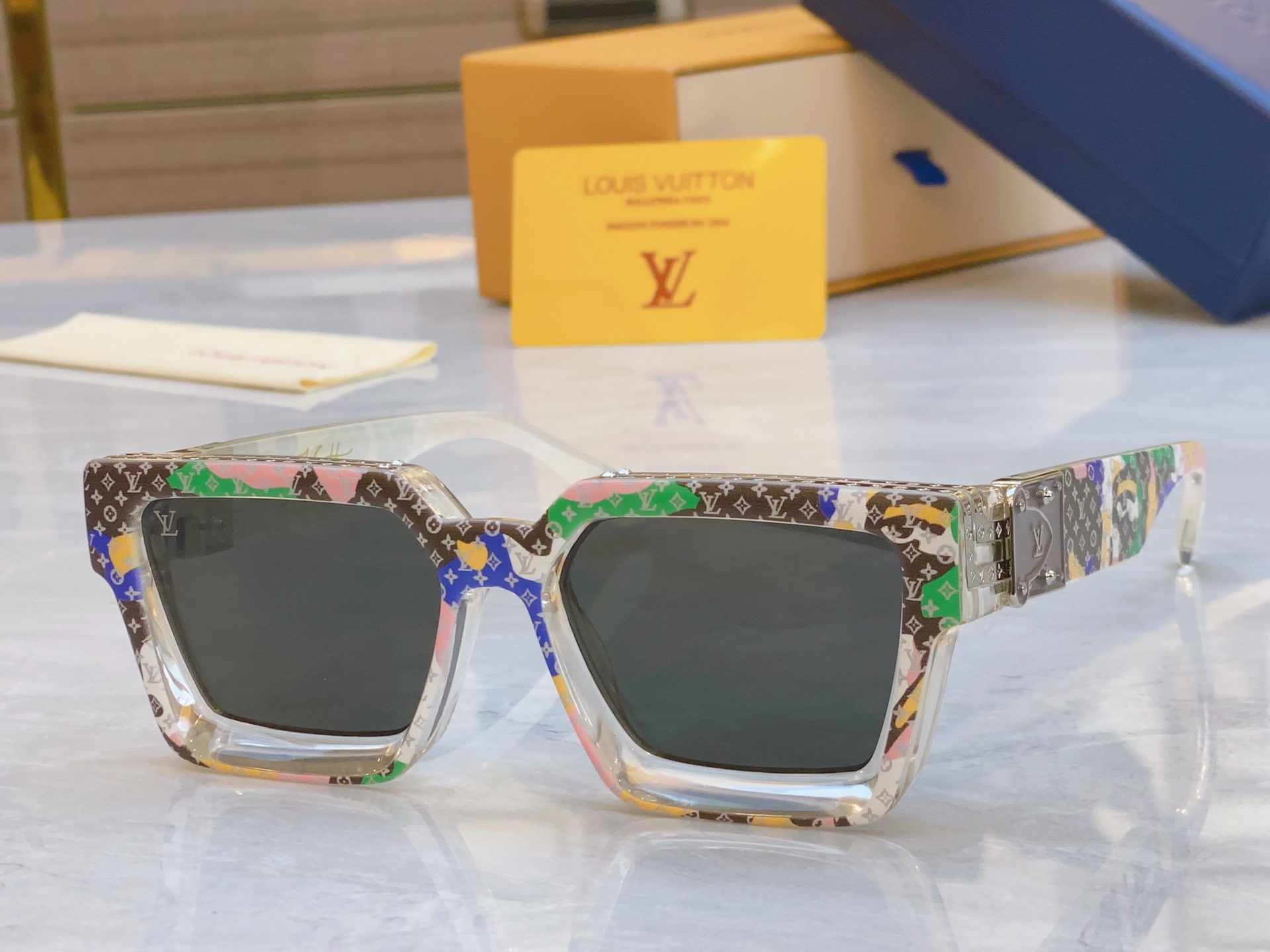 ，【LOUIS VUITTO*】路易*威登新款太阳镜，MODEL：M96006WN，SIZE：56口17