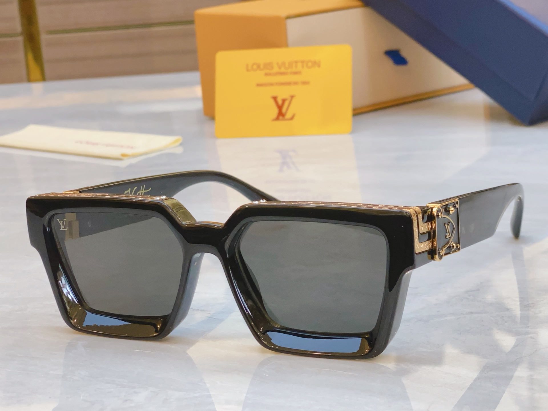 ，【LOUIS VUITTO*】路易*威登新款太阳镜，MODEL：M96006WN，SIZE：56口17