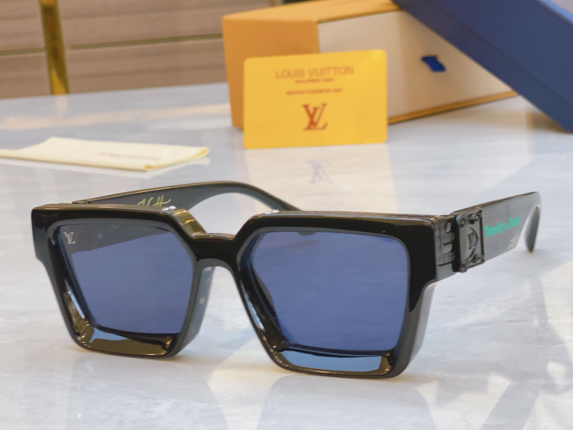 ，【LOUIS VUITTO*】路易*威登新款太阳镜，MODEL：M96006WN，SIZE：56口17