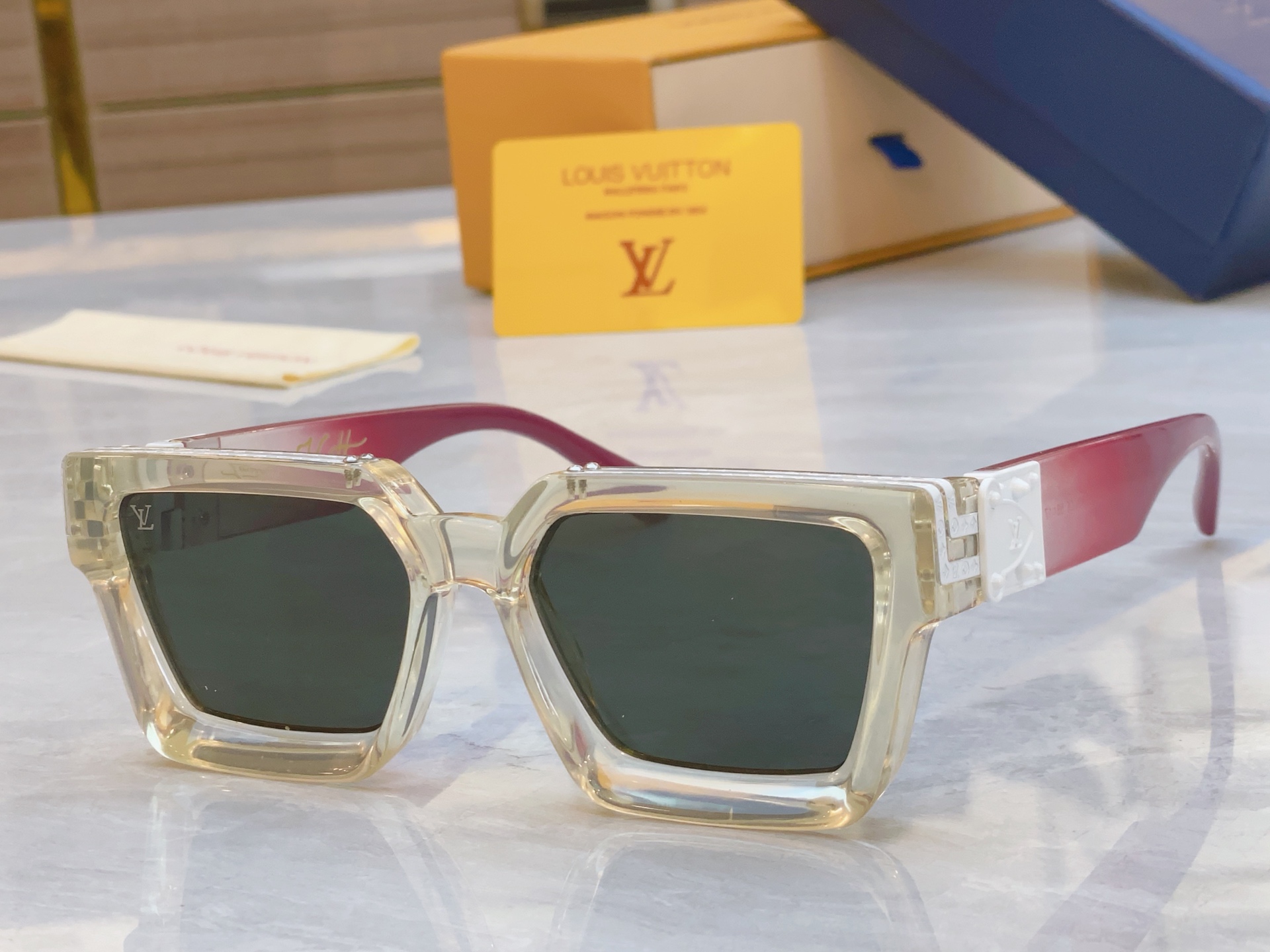 ，【LOUIS VUITTO*】路易*威登新款太阳镜，MODEL：M96006WN，SIZE：56口17