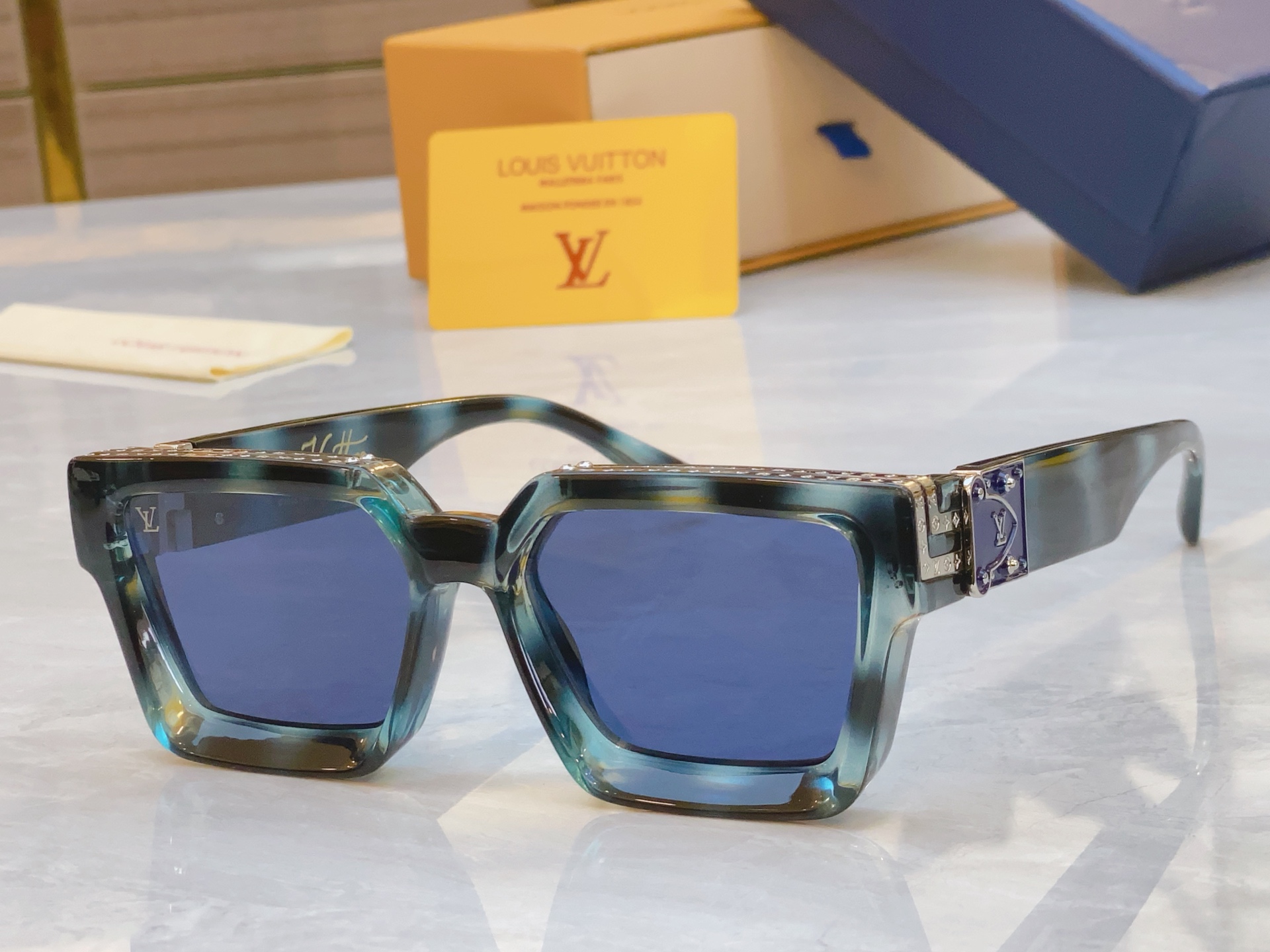 ，【LOUIS VUITTO*】路易*威登新款太阳镜，MODEL：M96006WN，SIZE：56口17