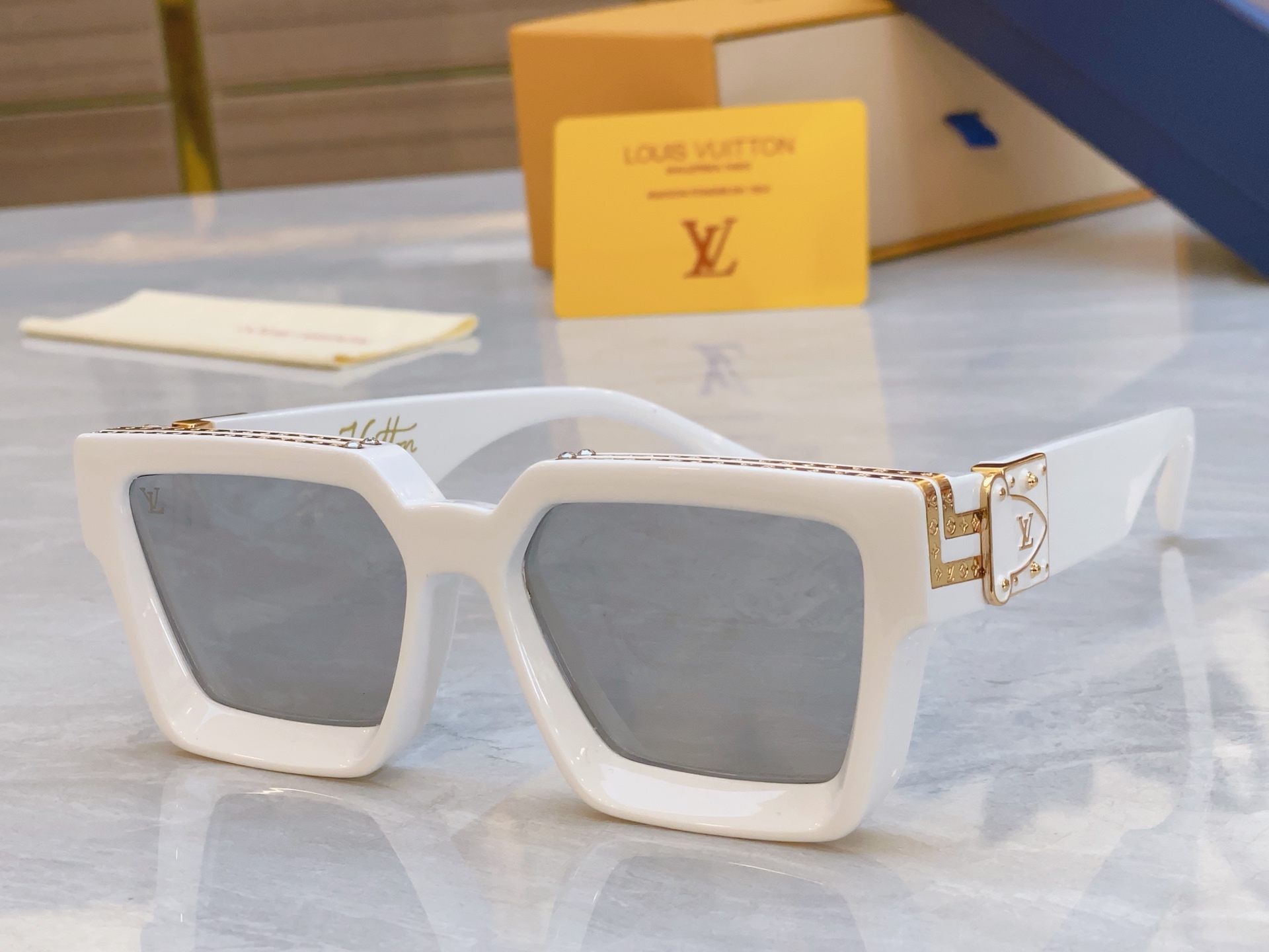 ，【LOUIS VUITTO*】路易*威登新款太阳镜，MODEL：M96006WN，SIZE：56口17