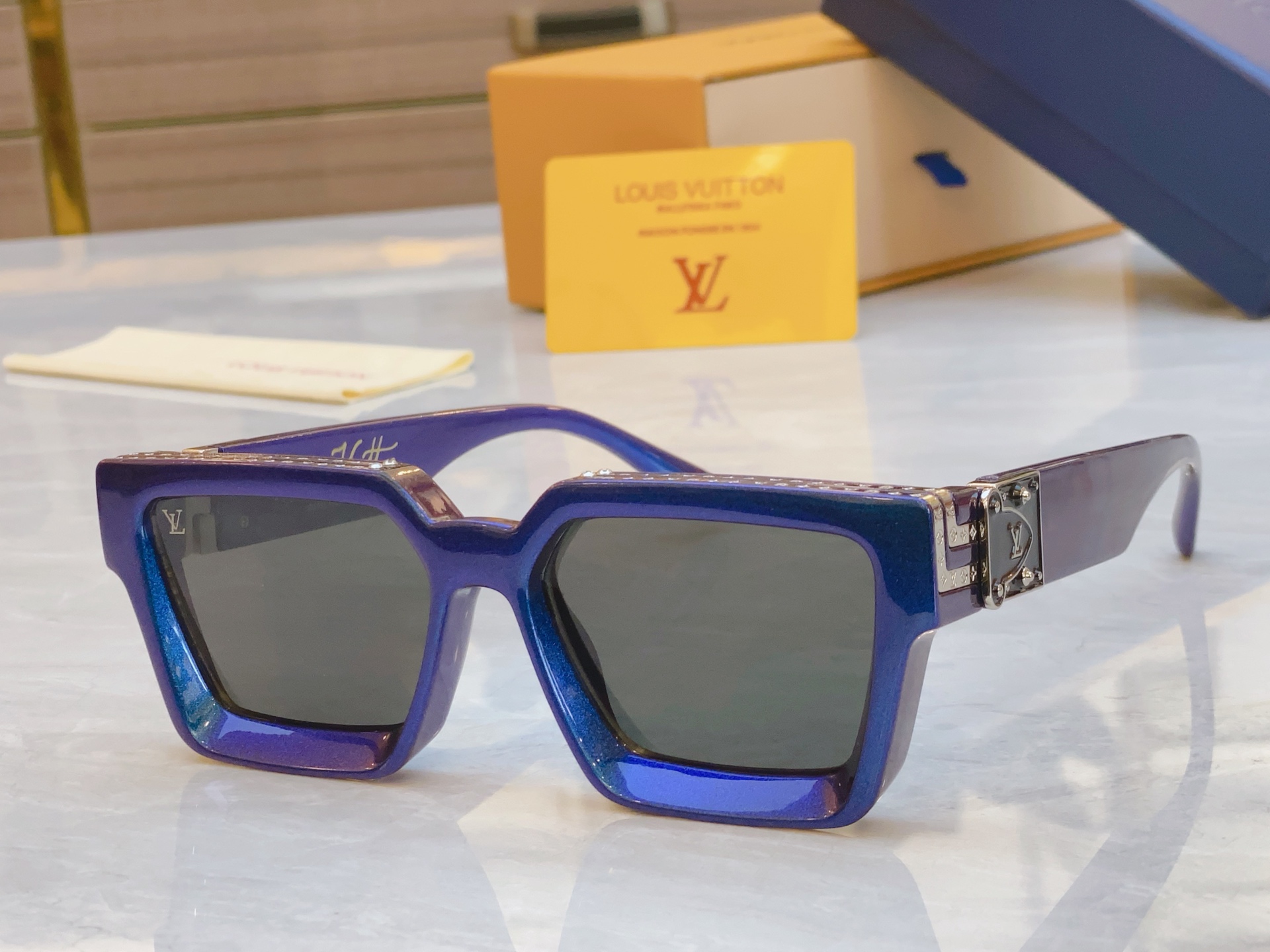 ，【LOUIS VUITTO*】路易*威登新款太阳镜，MODEL：M96006WN，SIZE：56口17