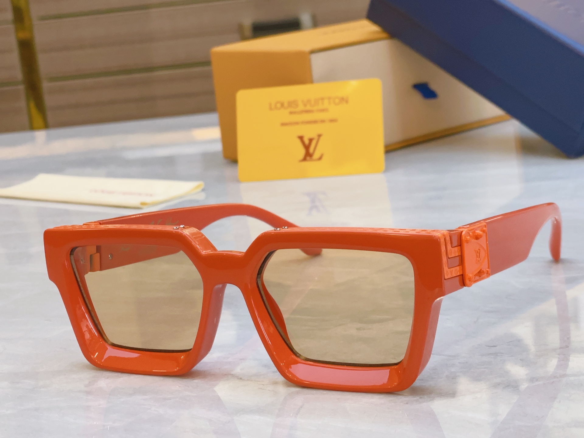 ，【LOUIS VUITTO*】路易*威登新款太阳镜，MODEL：M96006WN，SIZE：56口17