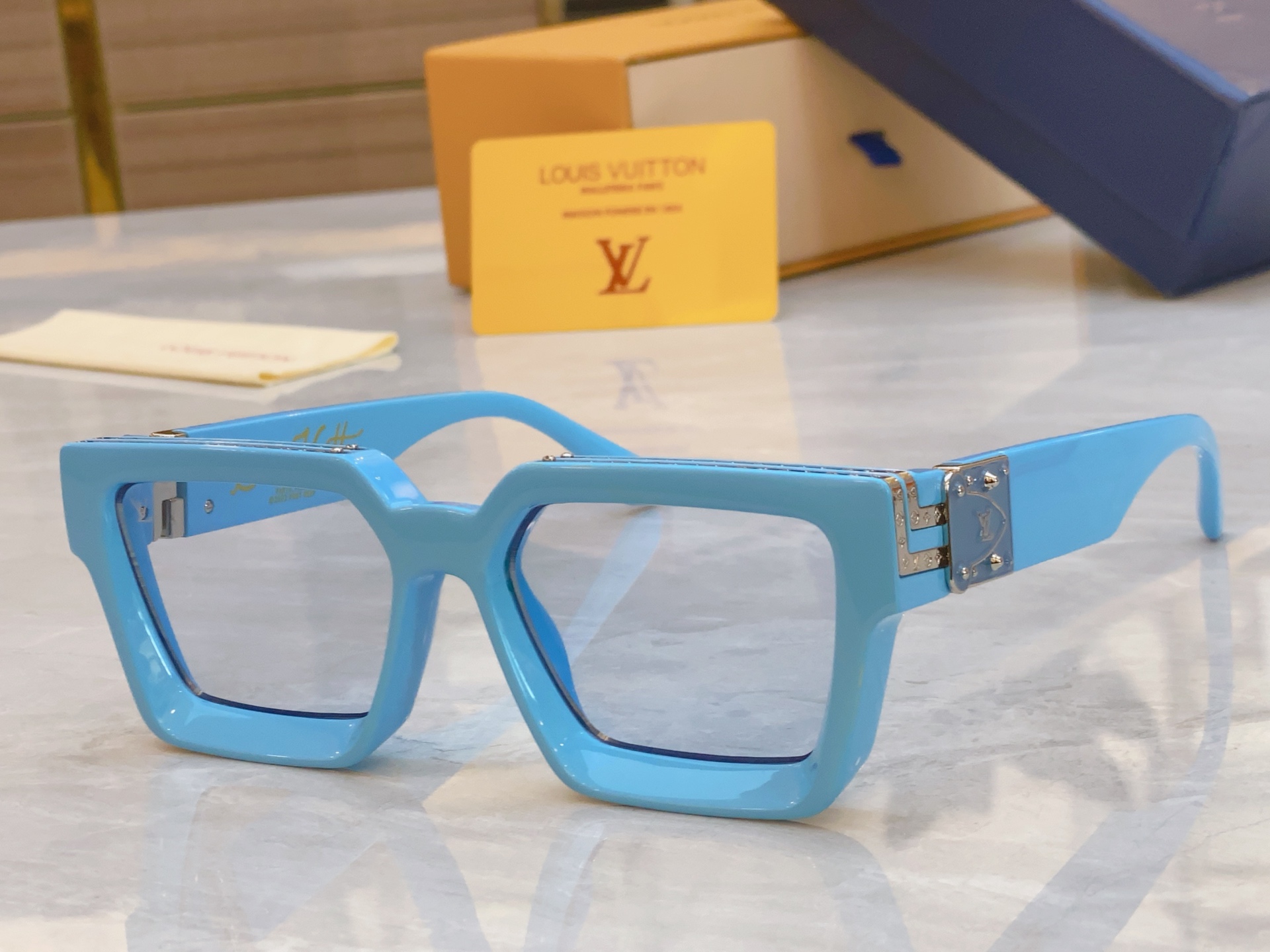 ，【LOUIS VUITTO*】路易*威登新款太阳镜，MODEL：M96006WN，SIZE：56口17