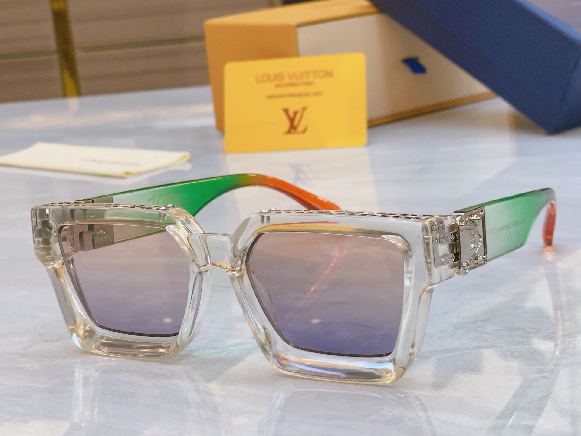 ，【LOUIS VUITTO*】路易*威登新款太阳镜，MODEL：M96006WN，SIZE：56口17