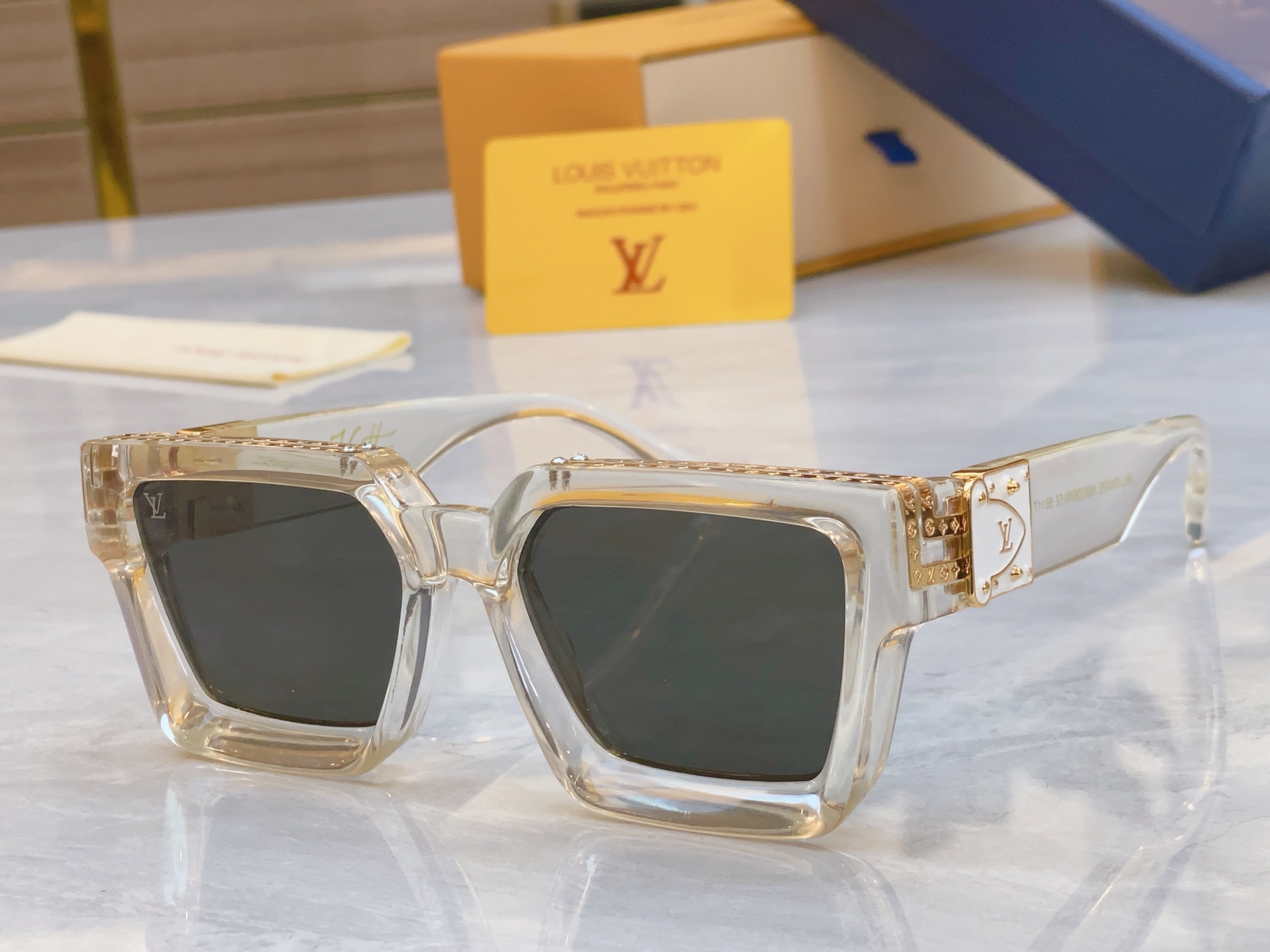 ，【LOUIS VUITTO*】路易*威登新款太阳镜，MODEL：M96006WN，SIZE：56口17