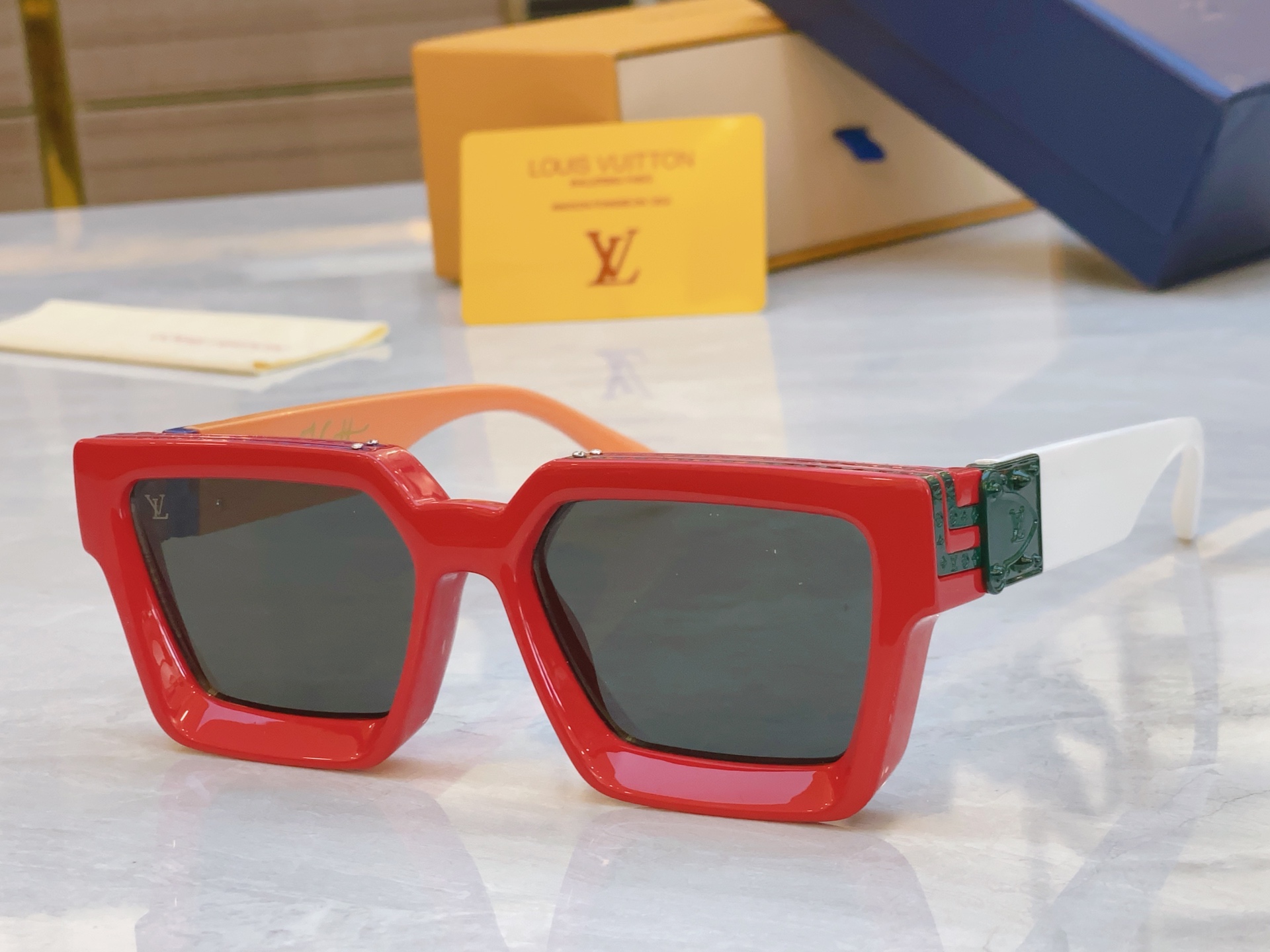 ，【LOUIS VUITTO*】路易*威登新款太阳镜，MODEL：M96006WN，SIZE：56口17