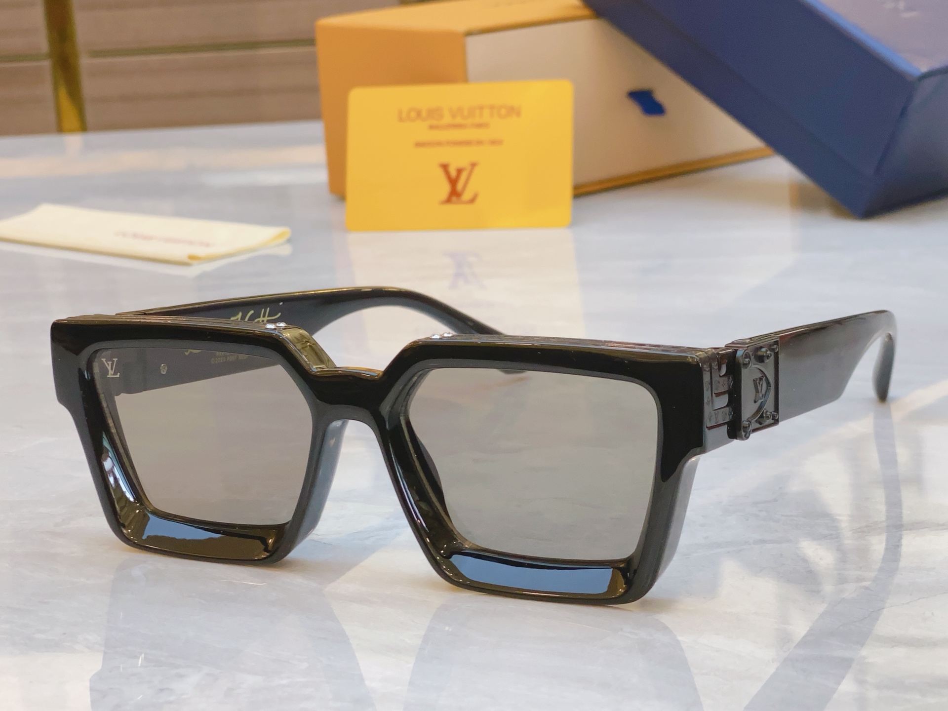 ，【LOUIS VUITTO*】路易*威登新款太阳镜，MODEL：M96006WN，SIZE：56口17