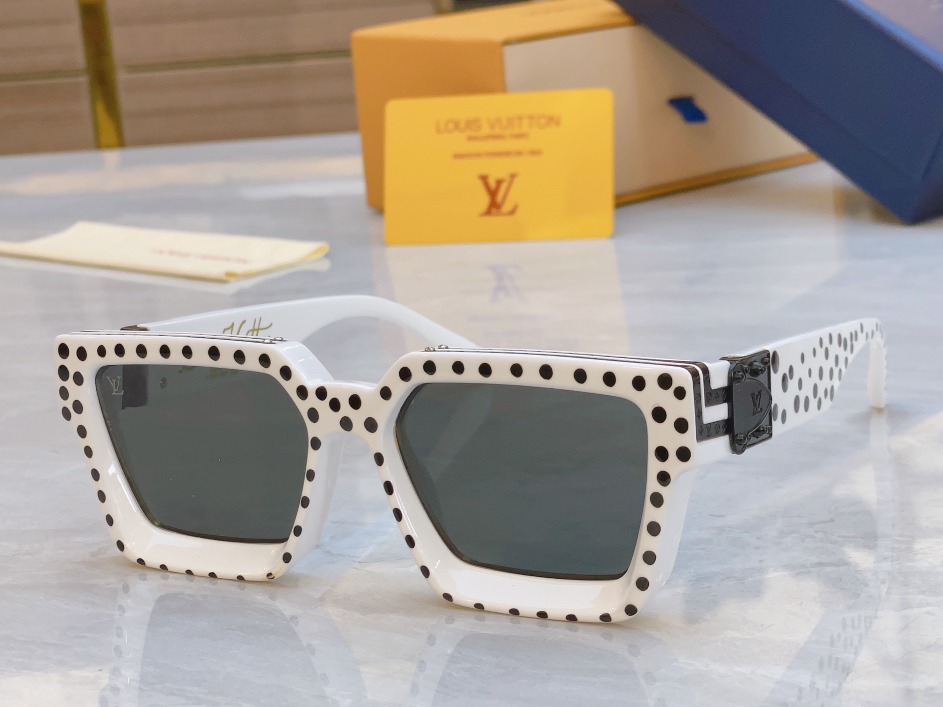 ，【LOUIS VUITTO*】路易*威登新款太阳镜，MODEL：M96006WN，SIZE：56口17