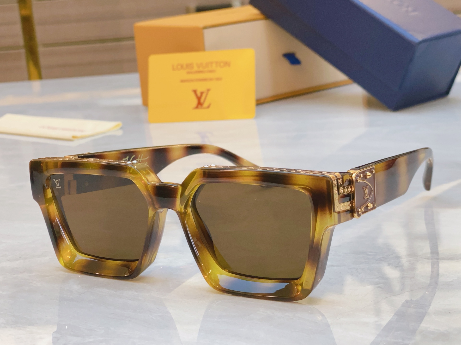 ，【LOUIS VUITTO*】路易*威登新款太阳镜，MODEL：M96006WN，SIZE：56口17