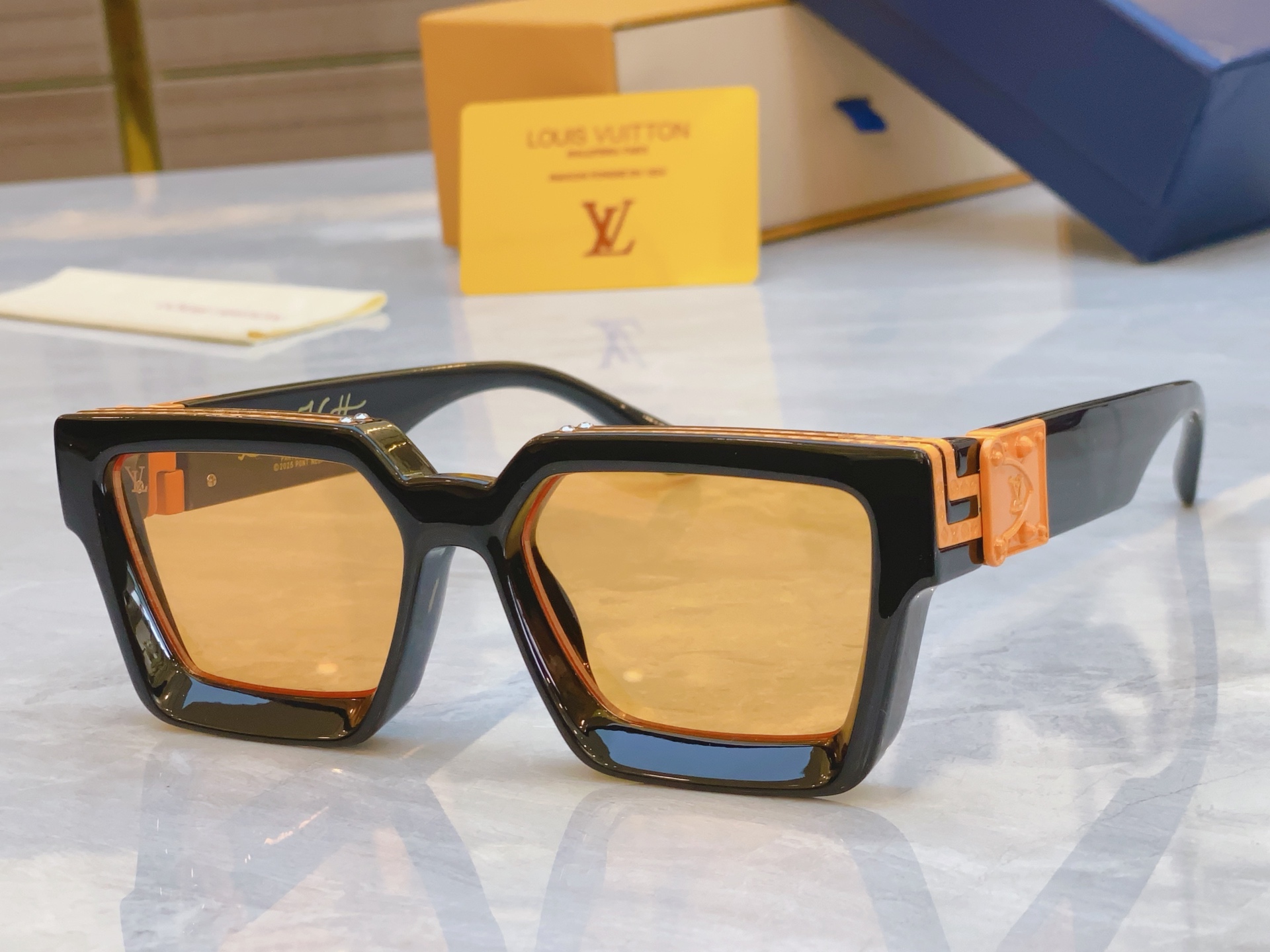 ，【LOUIS VUITTO*】路易*威登新款太阳镜，MODEL：M96006WN，SIZE：56口17