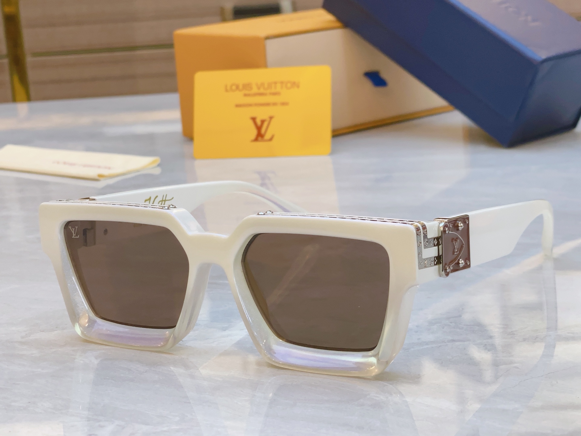 ，【LOUIS VUITTO*】路易*威登新款太阳镜，MODEL：M96006WN，SIZE：56口17