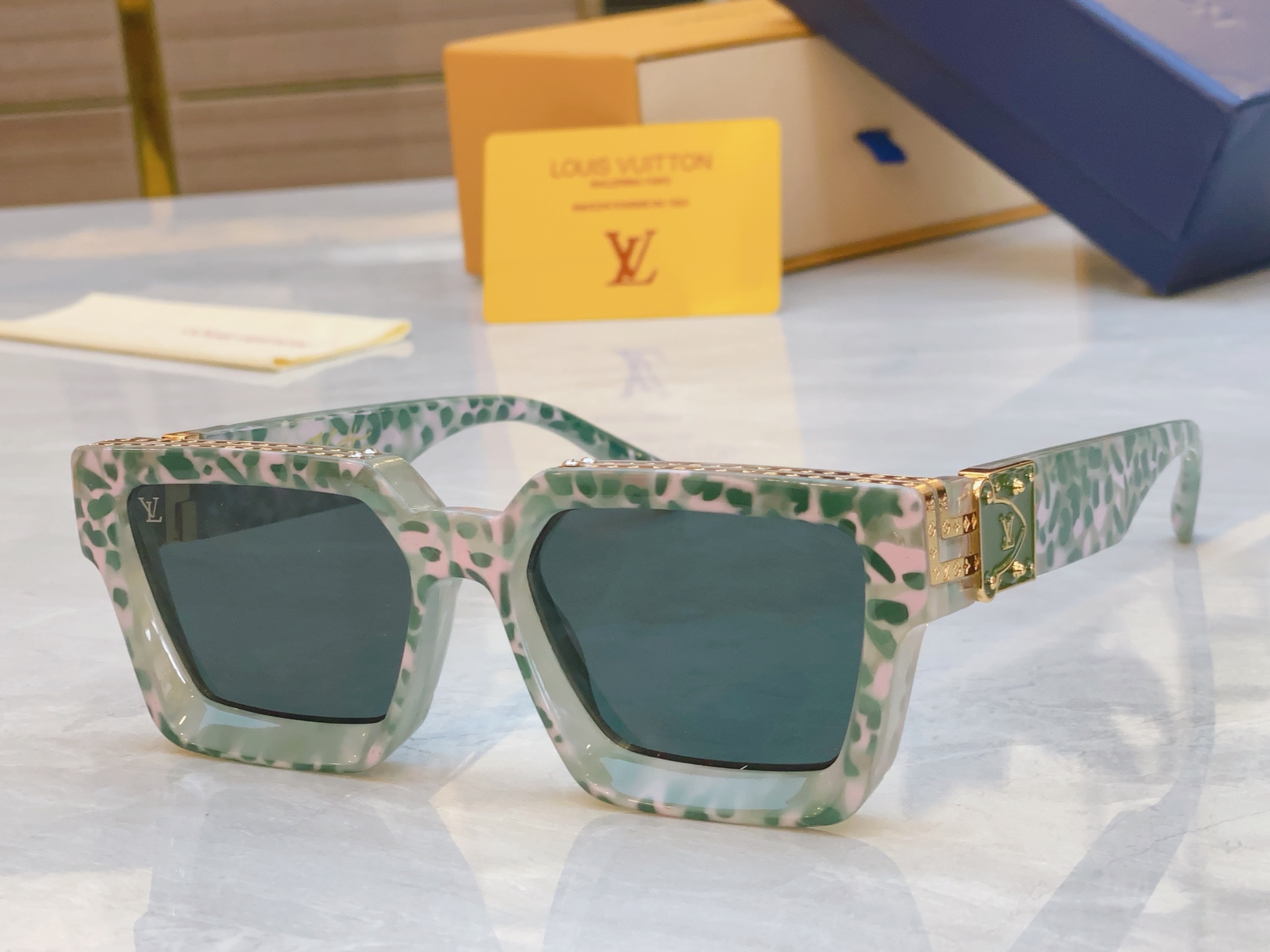 ，【LOUIS VUITTO*】路易*威登新款太阳镜，MODEL：M96006WN，SIZE：56口17