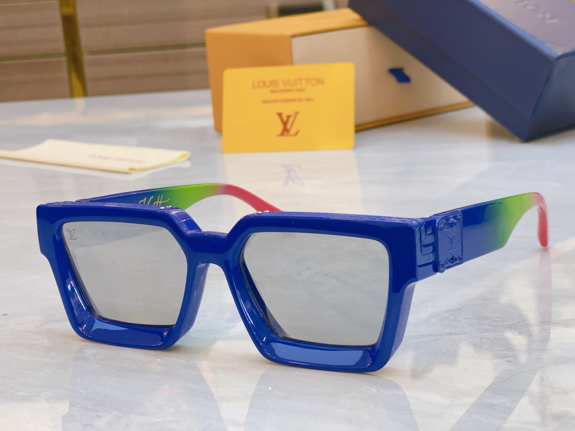 ，【LOUIS VUITTO*】路易*威登新款太阳镜，MODEL：M96006WN，SIZE：56口17