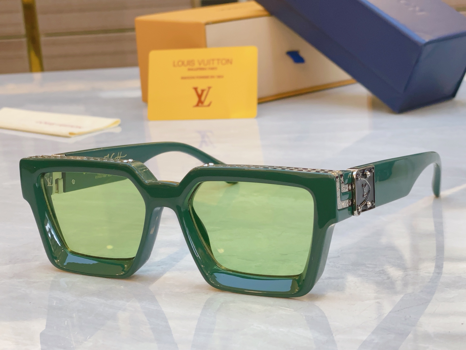 ，【LOUIS VUITTO*】路易*威登新款太阳镜，MODEL：M96006WN，SIZE：56口17